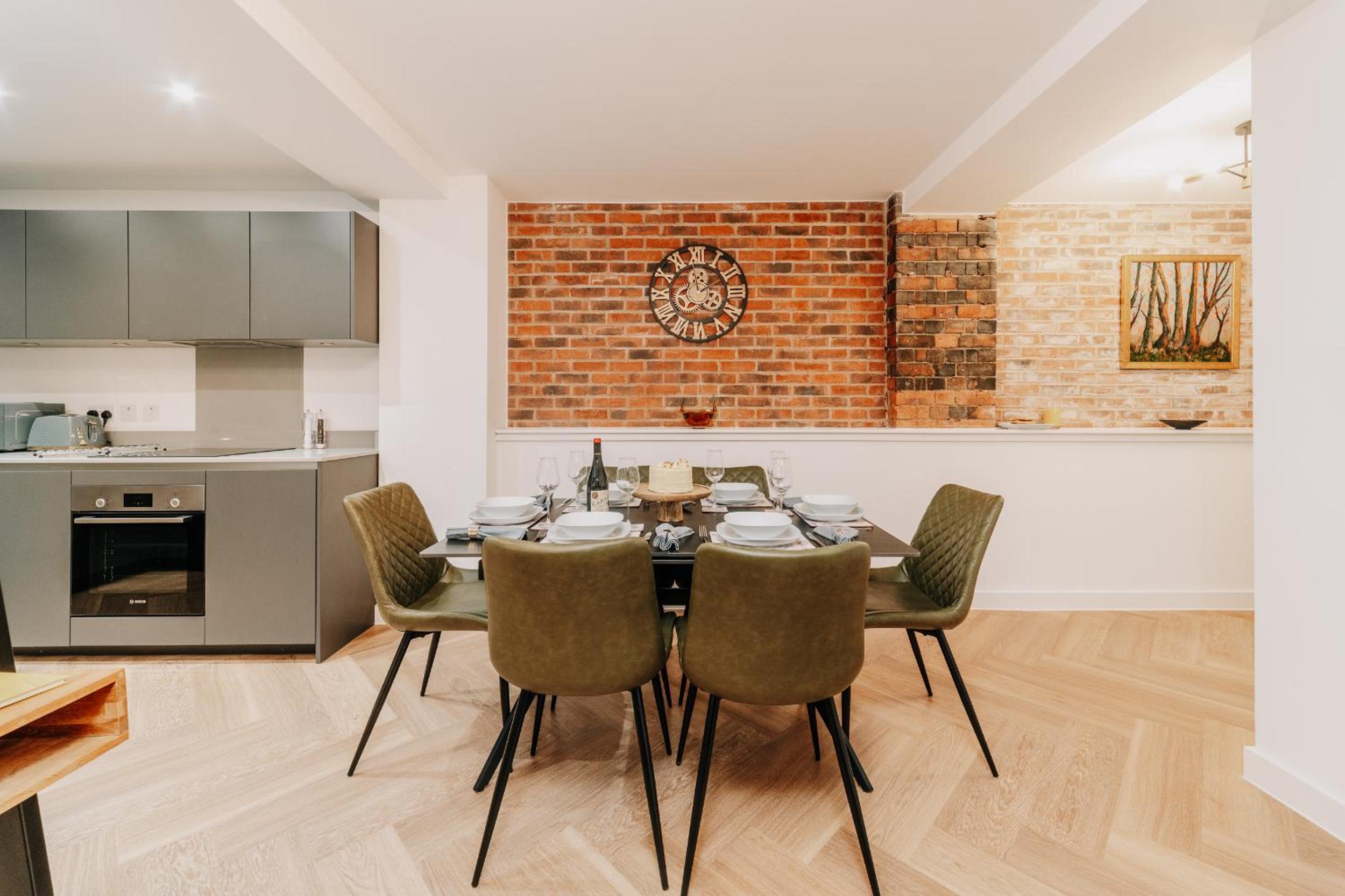 Historic Restored Boutique Gem, City Centre, Fast WiFi, Families, Contractors view 5