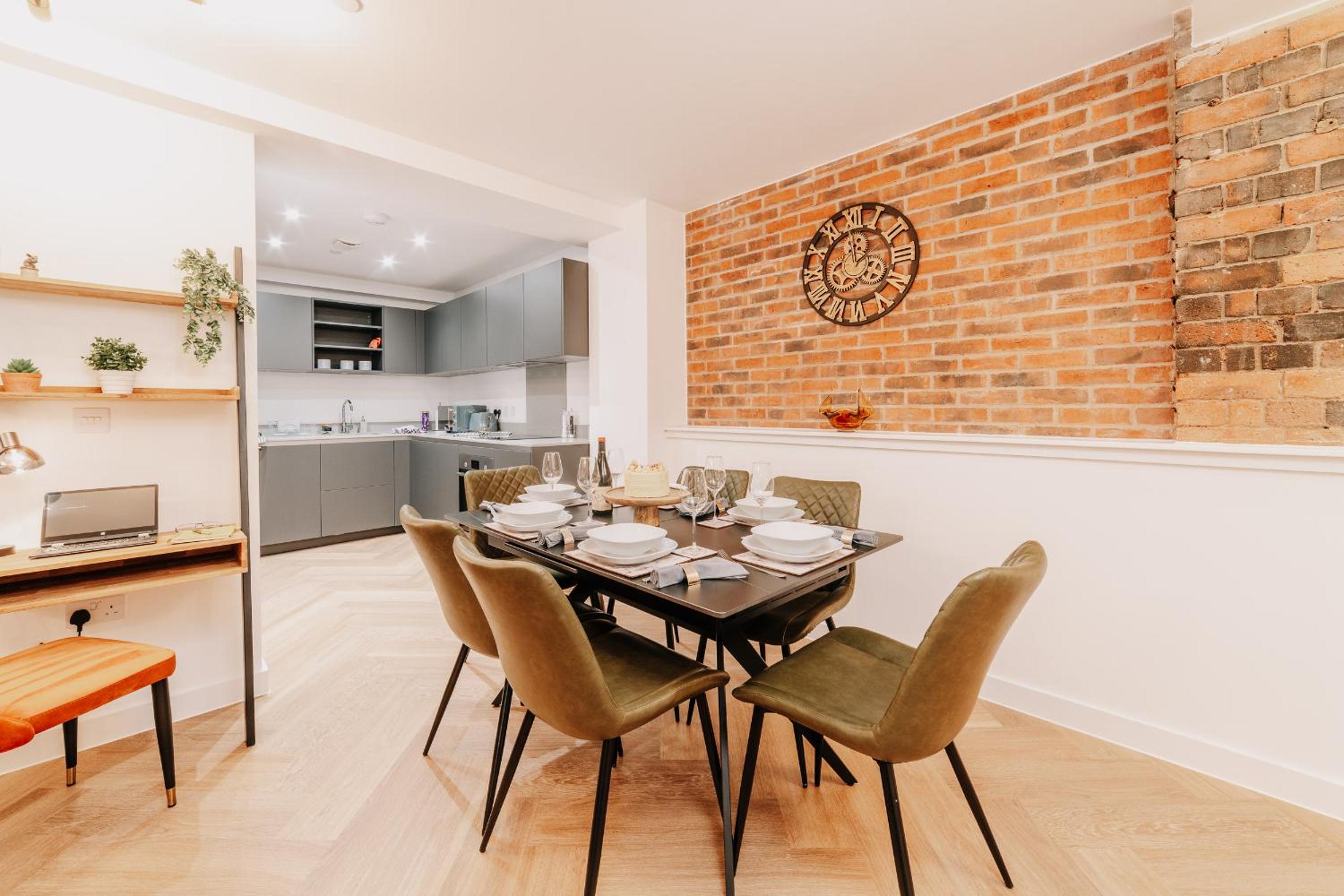 Historic Restored Boutique Gem, City Centre, Fast WiFi, Families, Contractors view 3