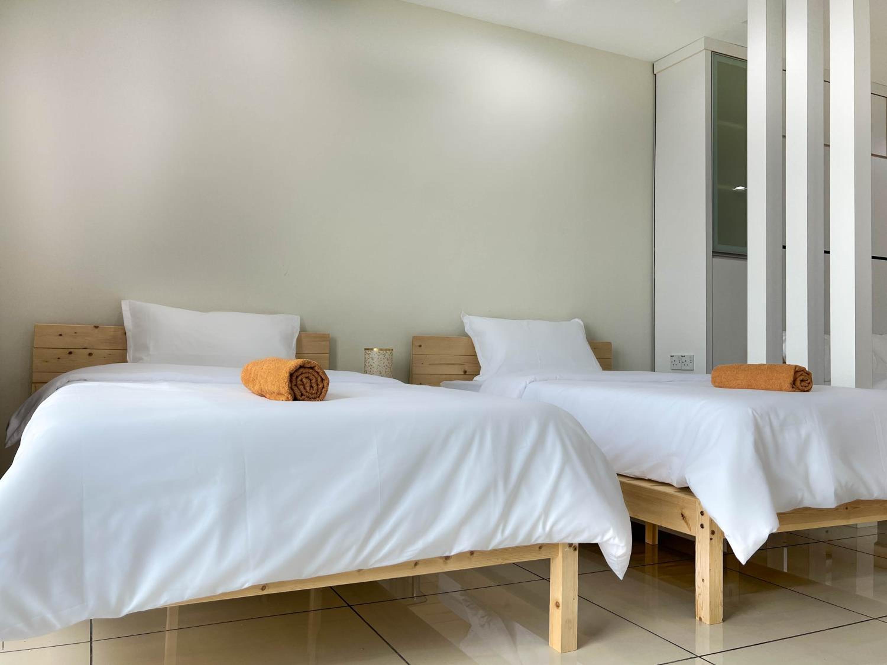 Modern Muji Studio Condo with Swimming Pool, Free Netflix WiFi near Lake Garden Zoo photo 5
