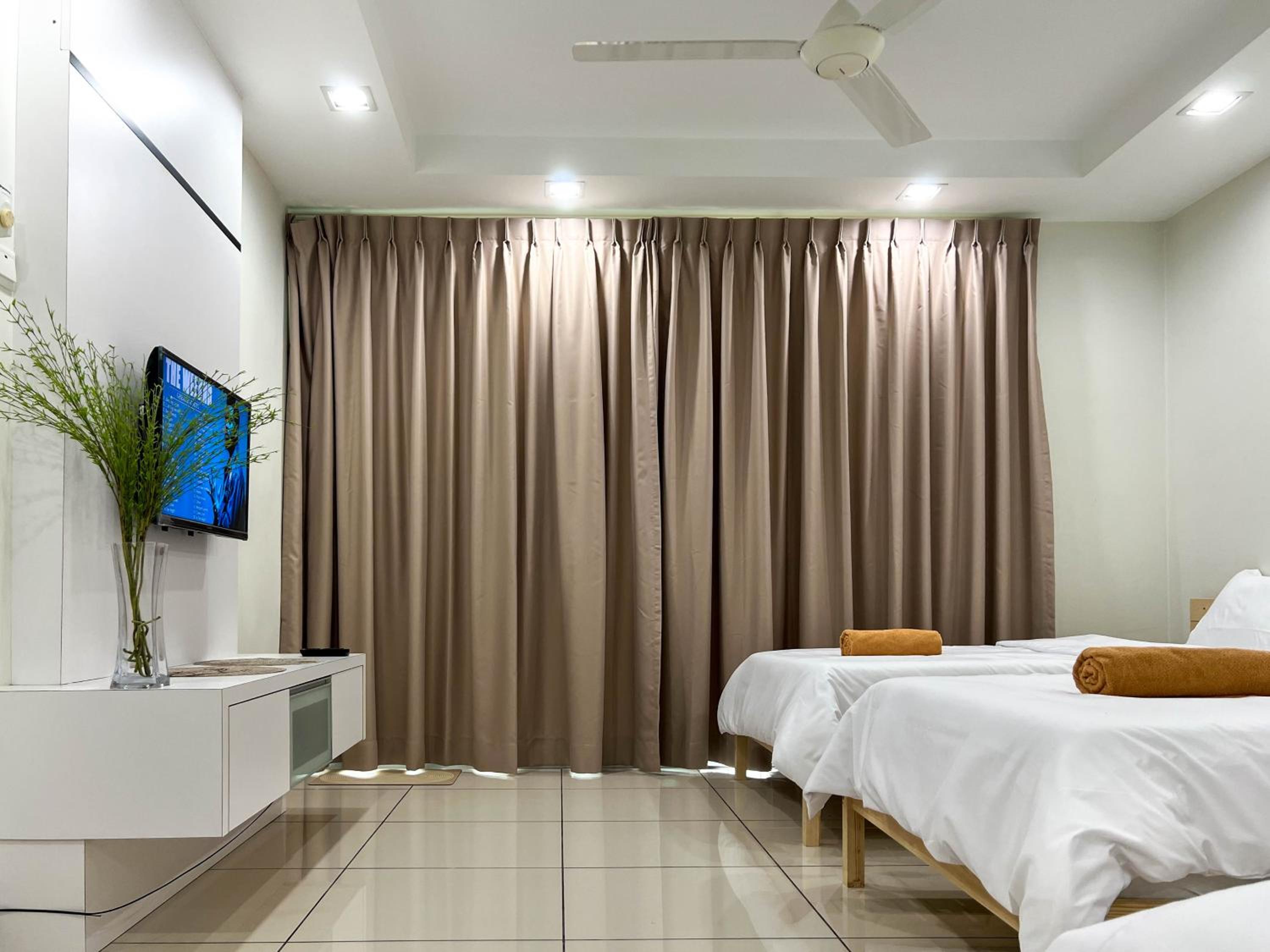 Modern Muji Studio Condo with Swimming Pool, Free Netflix WiFi near Lake Garden Zoo photo 7