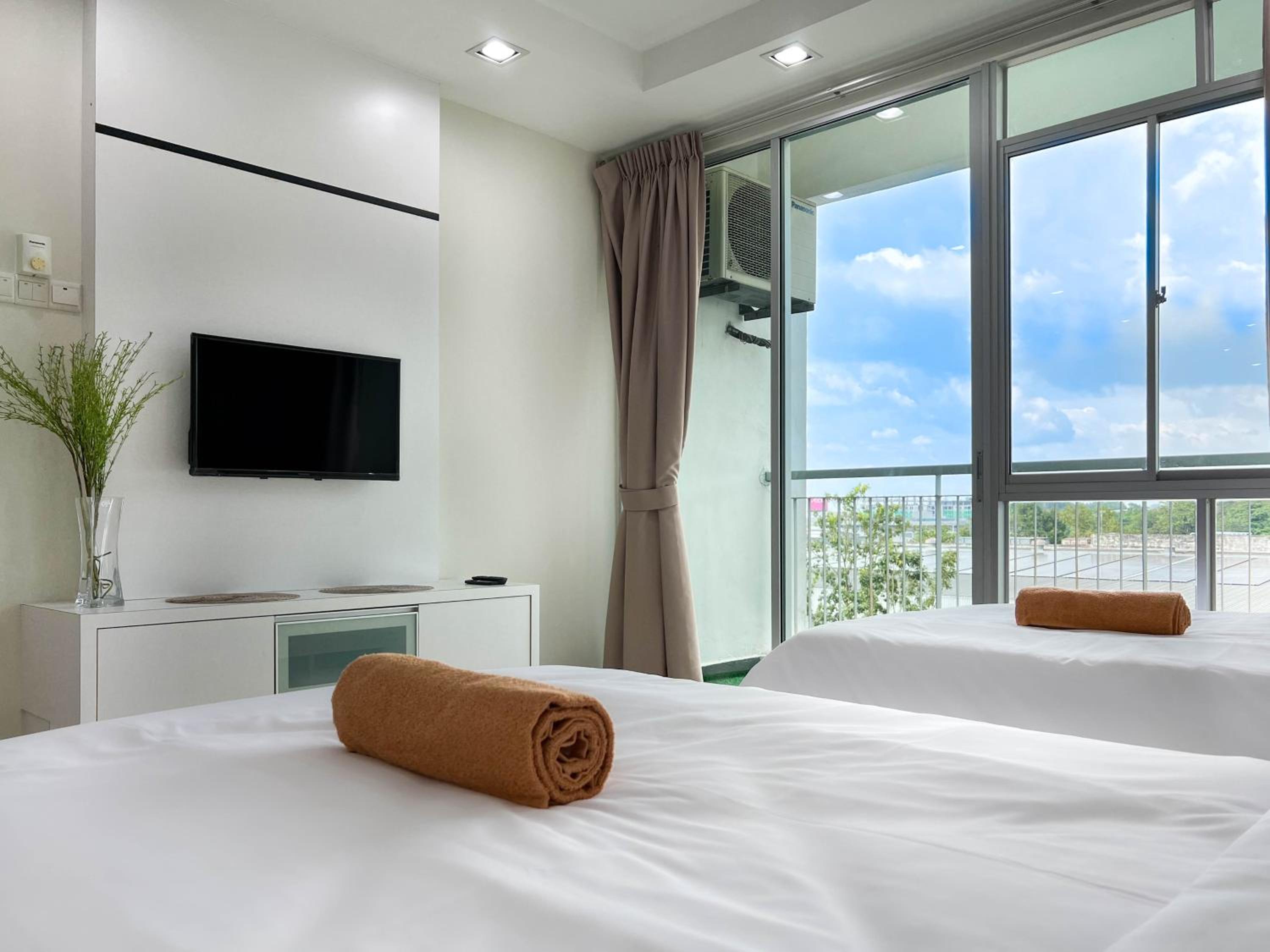 Modern Muji Studio Condo with Swimming Pool, Free Netflix WiFi near Lake Garden Zoo photo 4