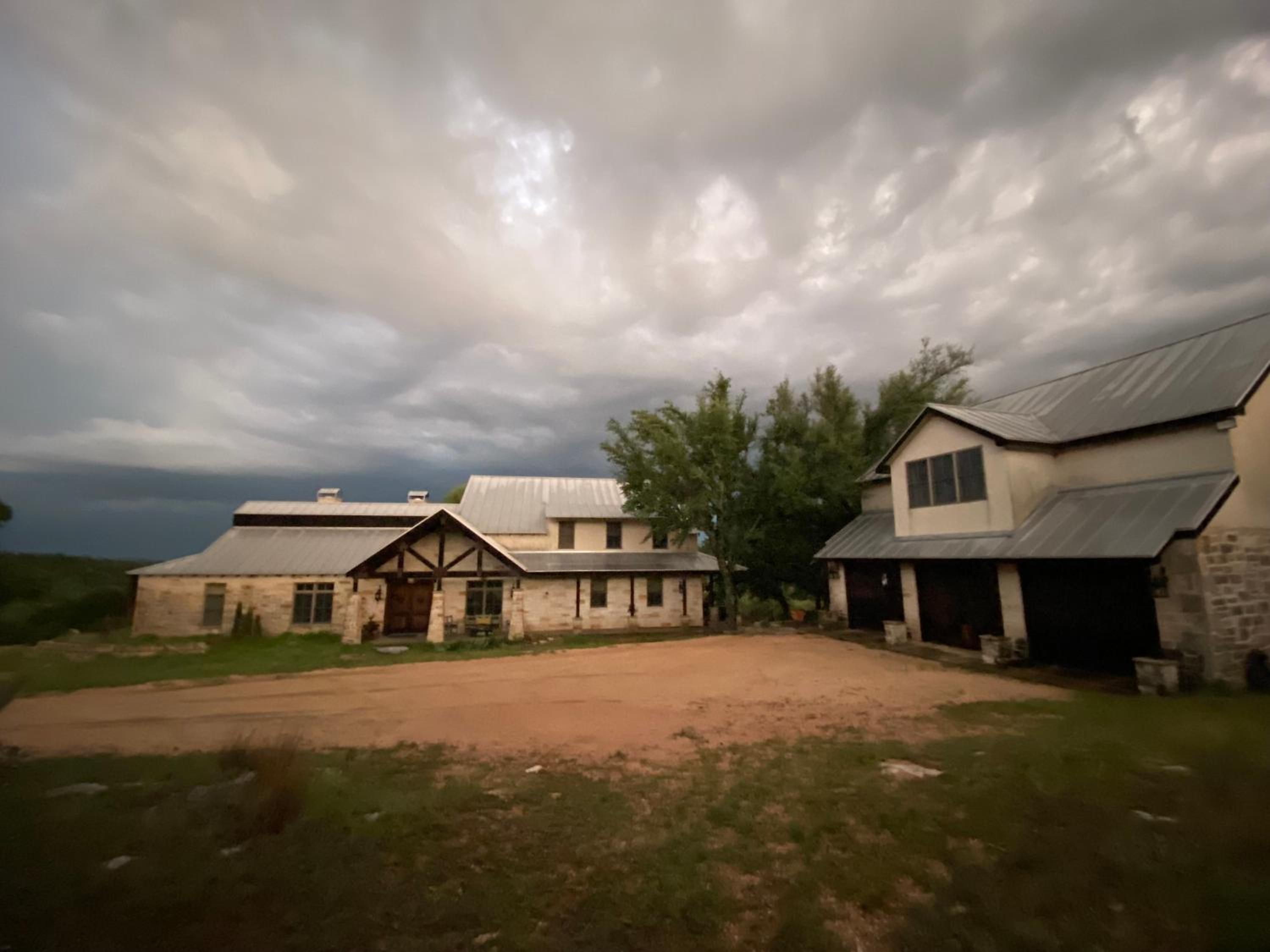 V700 Ranch Stays (Guesthouse)-A Tucked Away Gem