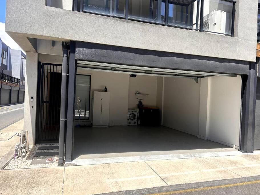 Four-Bedroom Town House in Port Melbourne