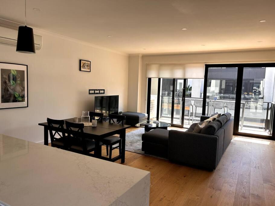 Four-Bedroom Town House in Port Melbourne