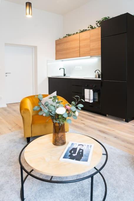 Deluxe 2BDRs Home in Spa District Center