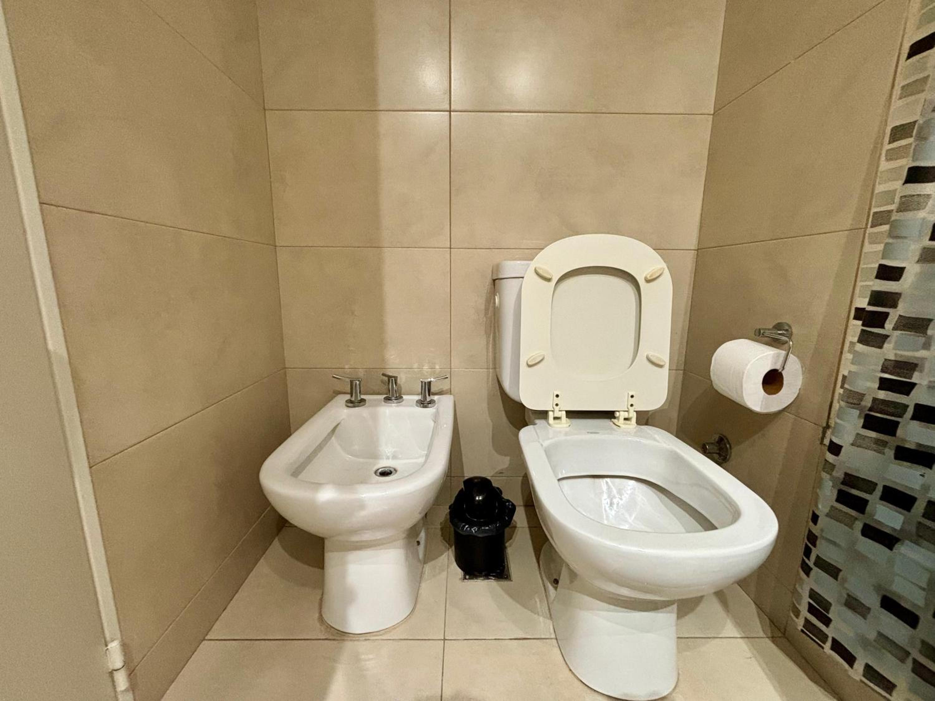 Bright modern apartment with full amenities and parking with 24hs security