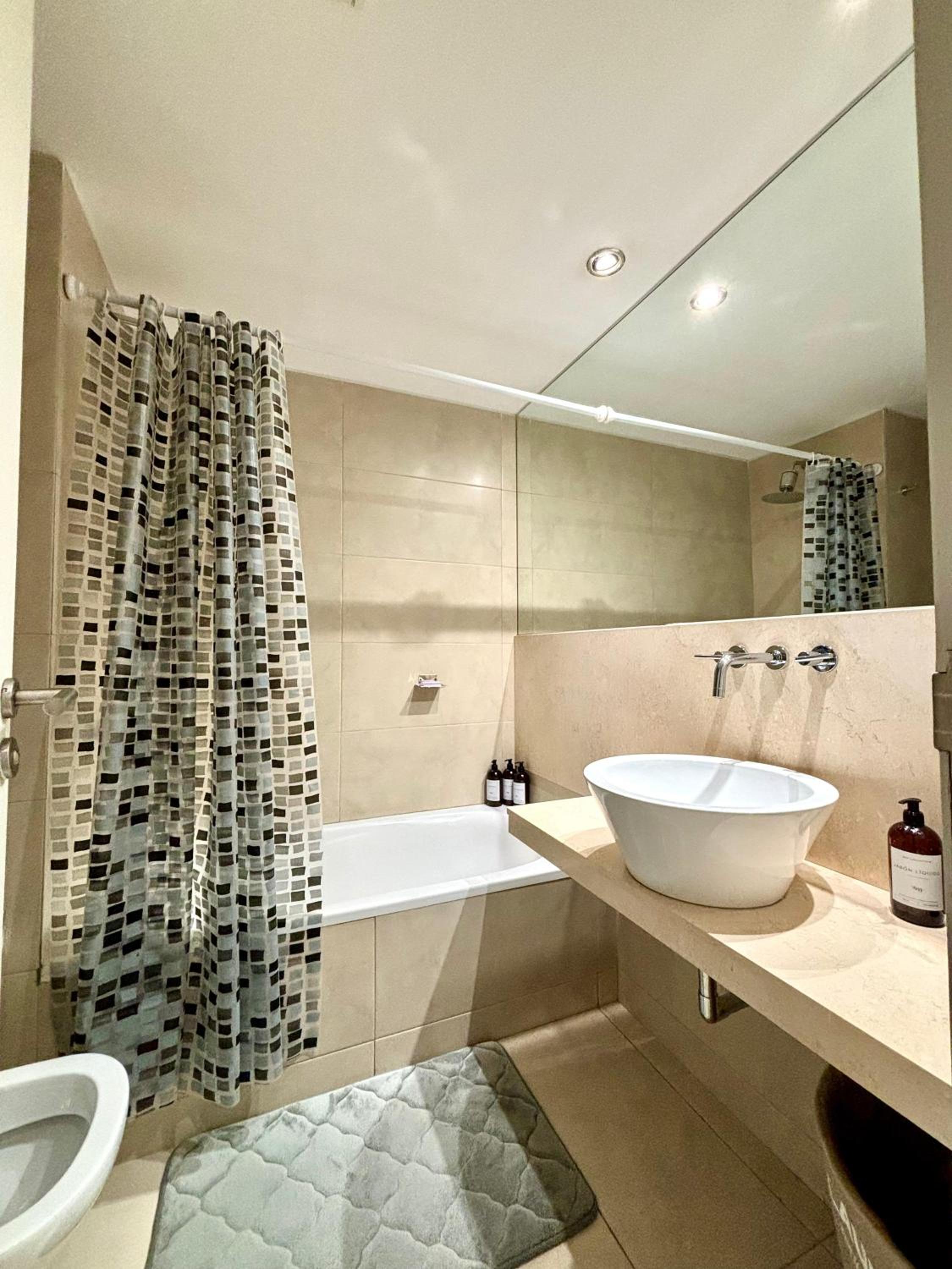 Bright modern apartment with full amenities and parking with 24hs security
