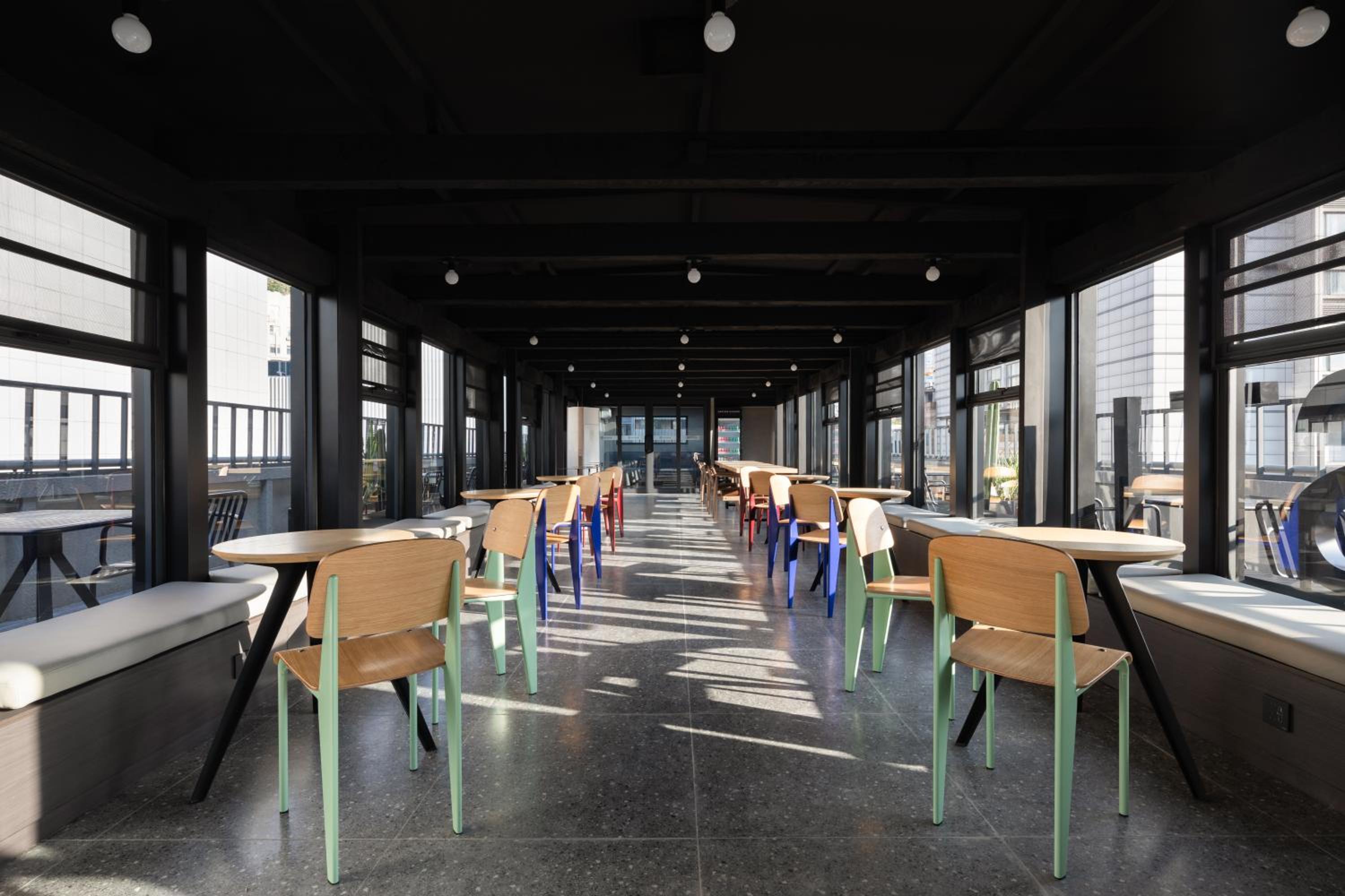Chengdu Desti Youth Park Hostel TaiKooLi - Cafe& Bar& Luggage Storage& Large Public Area