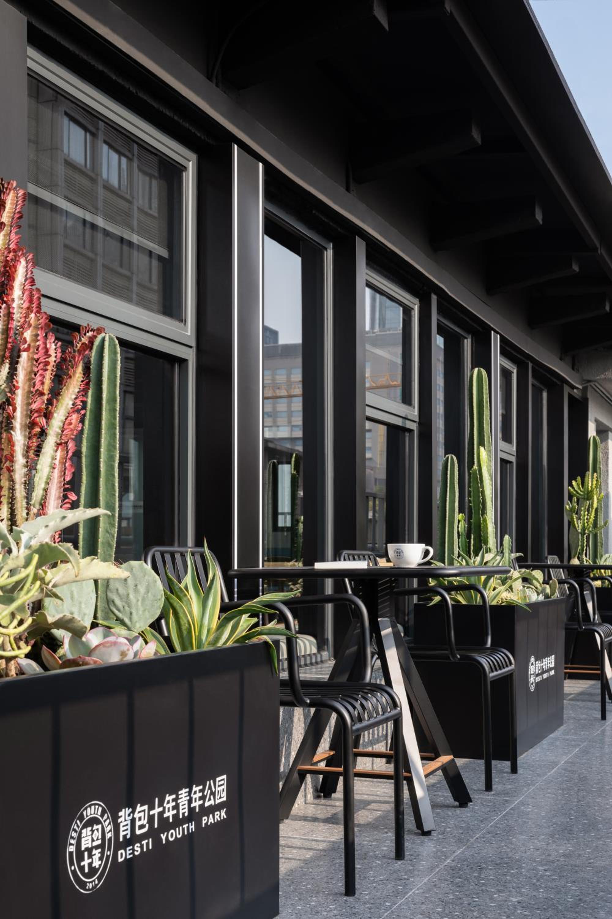 Chengdu Desti Youth Park Hostel TaiKooLi - Cafe& Bar& Luggage Storage& Large Public Area