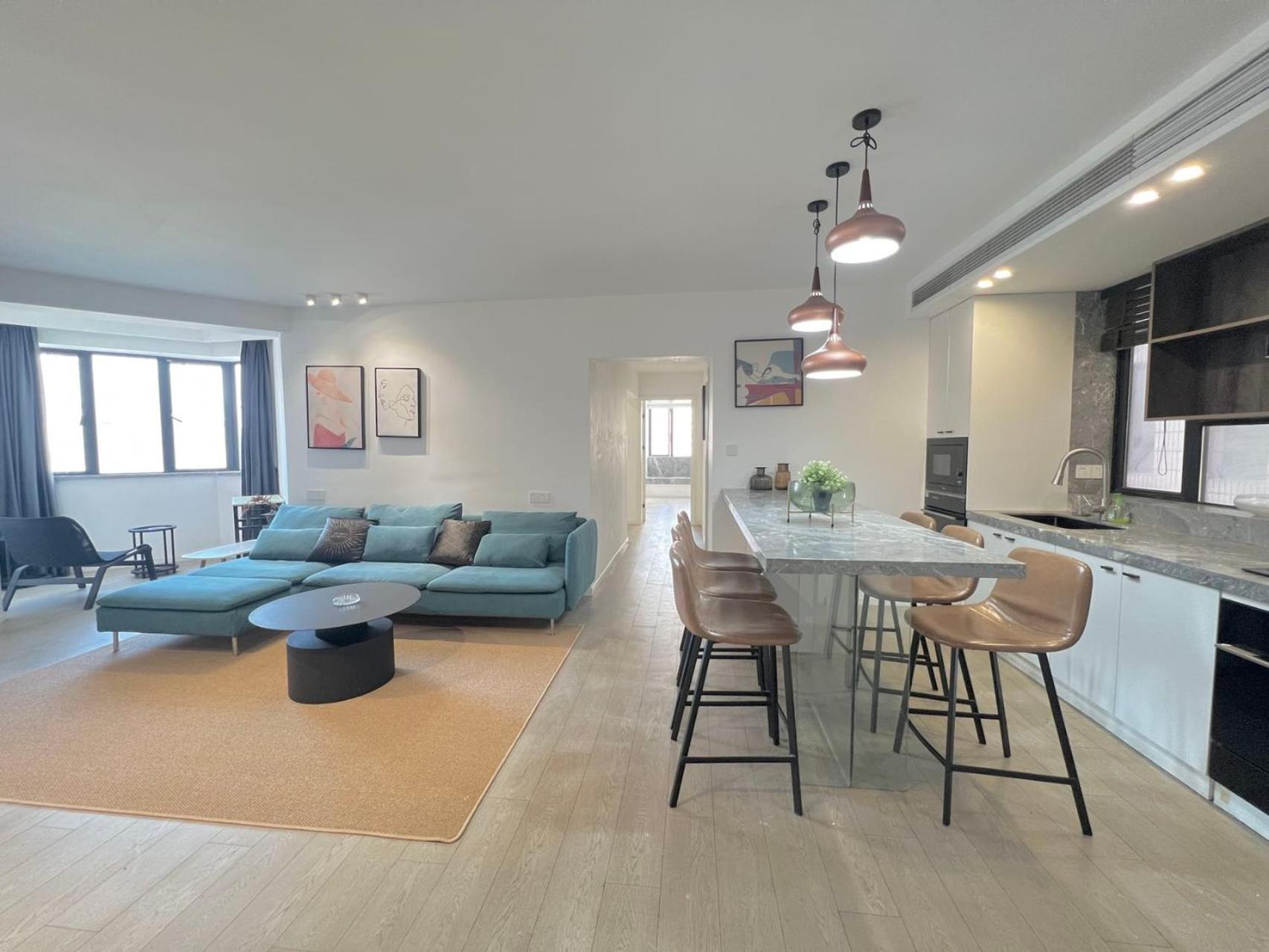 Eastern Hub - Jing'an Temple Branch Stylish 3-Bedroom in Bustling Area, Surrounded by Trendy Bistro and Bar Street, Only 100m from Subway