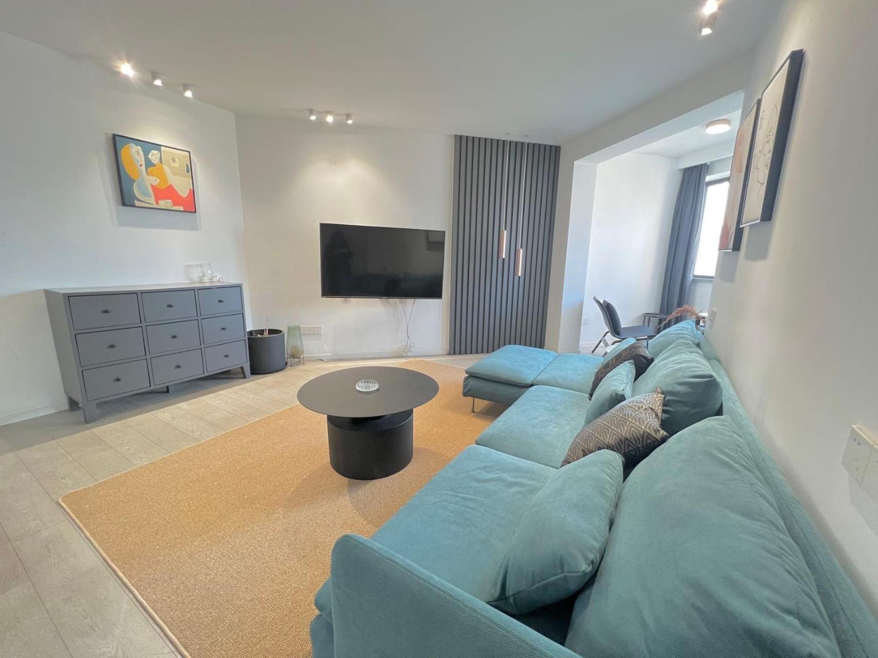 Eastern Hub - Jing'an Temple Branch Stylish 3-Bedroom in Bustling Area, Surrounded by Trendy Bistro and Bar Street, Only 100m from Subway