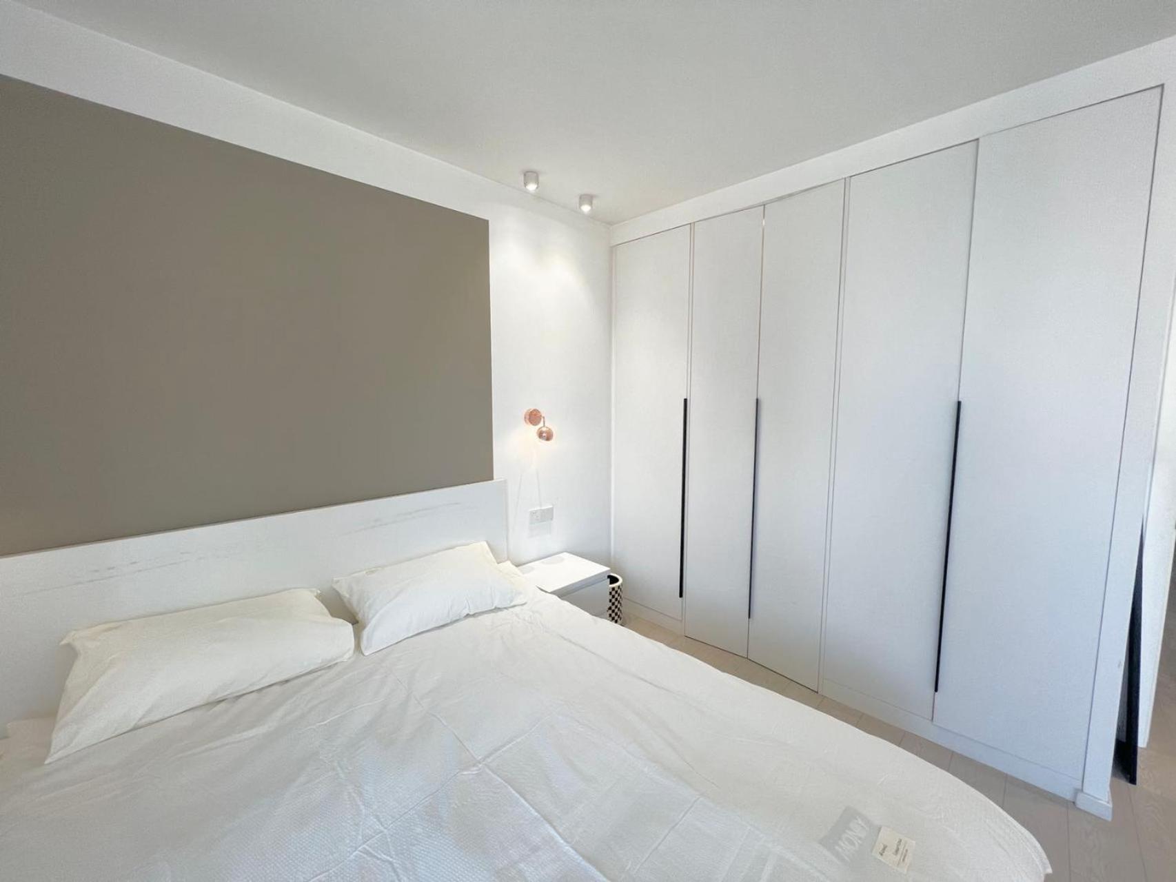 Eastern Hub - Jing'an Temple Branch Stylish 3-Bedroom in Bustling Area, Surrounded by Trendy Bistro and Bar Street, Only 100m from Subway