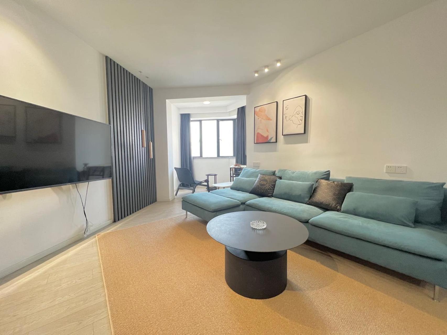 Eastern Hub - Jing'an Temple Branch Stylish 3-Bedroom in Bustling Area, Surrounded by Trendy Bistro and Bar Street, Only 100m from Subway