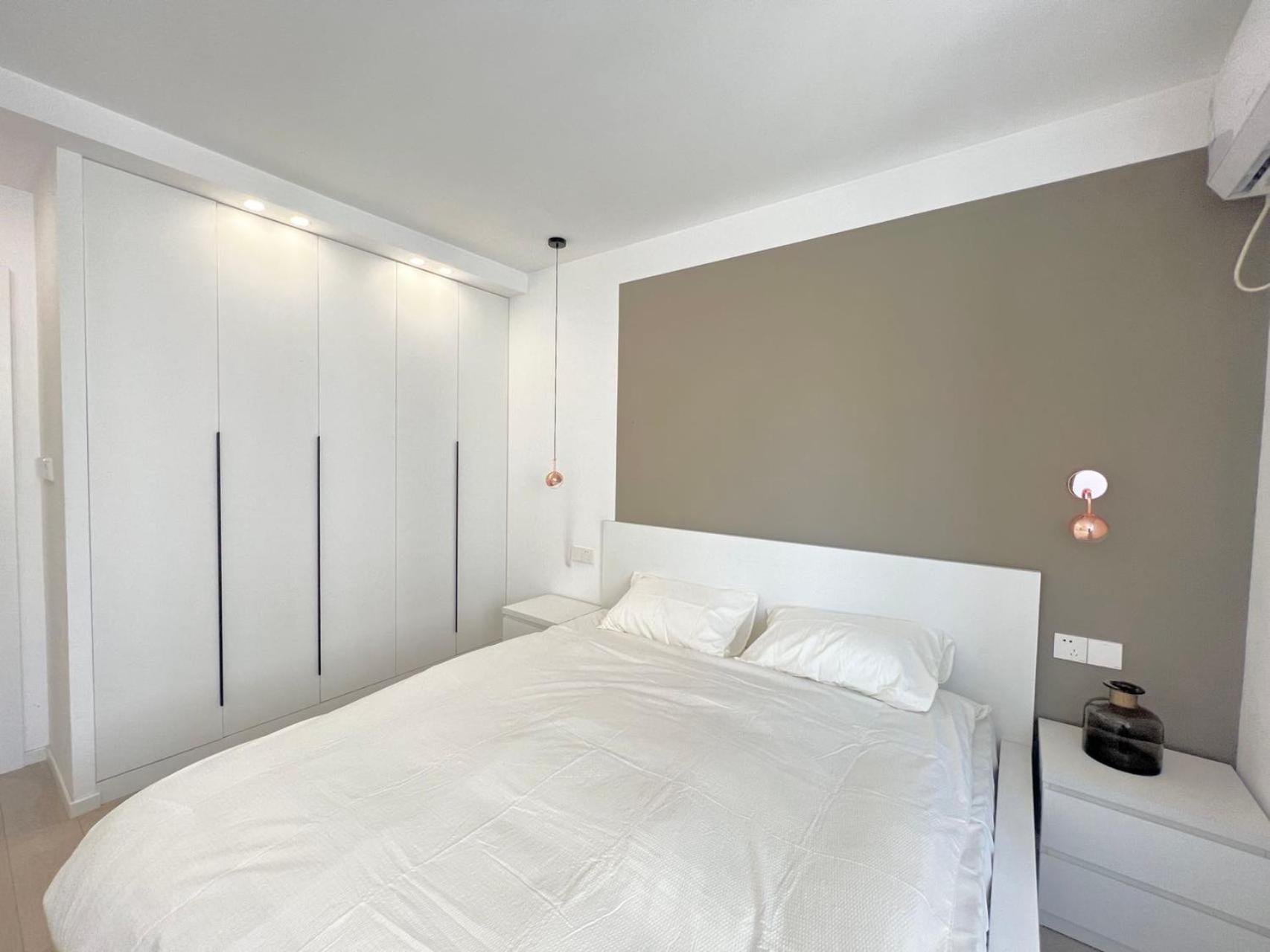 Eastern Hub - Jing'an Temple Branch Stylish 3-Bedroom in Bustling Area, Surrounded by Trendy Bistro and Bar Street, Only 100m from Subway