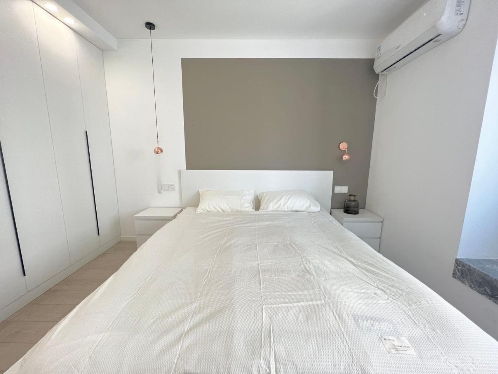 Eastern Hub - Jing'an Temple Branch Stylish 3-Bedroom in Bustling Area, Surrounded by Trendy Bistro and Bar Street, Only 100m from Subway