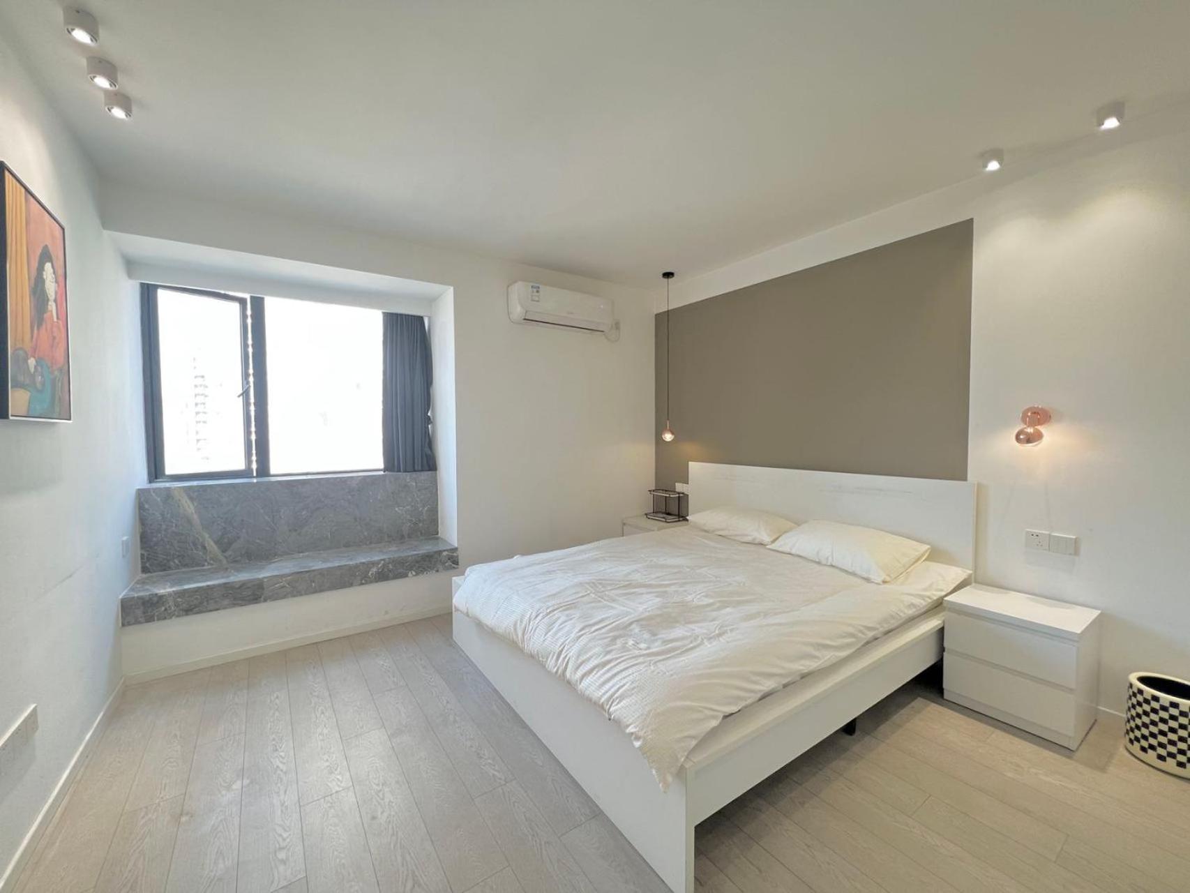 Eastern Hub - Jing'an Temple Branch Stylish 3-Bedroom in Bustling Area, Surrounded by Trendy Bistro and Bar Street, Only 100m from Subway