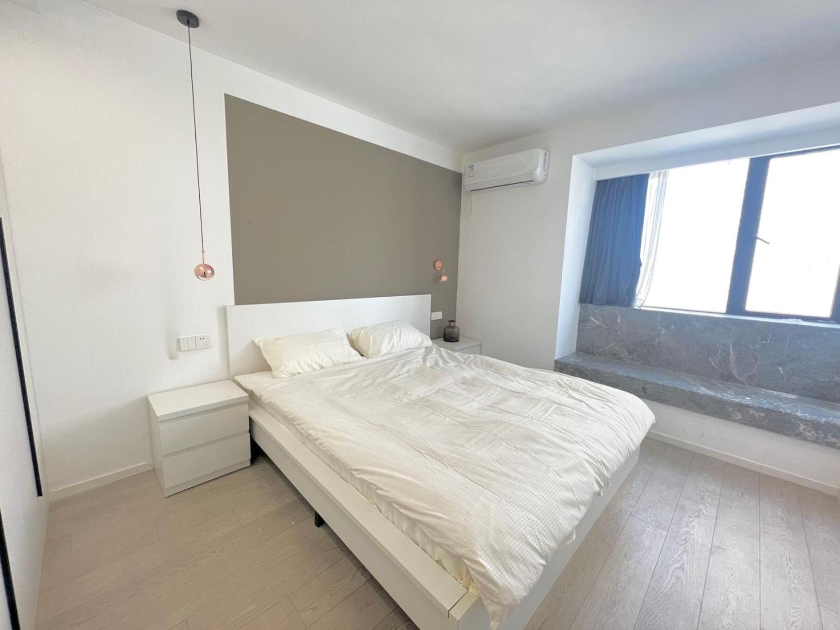 Eastern Hub - Jing'an Temple Branch Stylish 3-Bedroom in Bustling Area, Surrounded by Trendy Bistro and Bar Street, Only 100m from Subway
