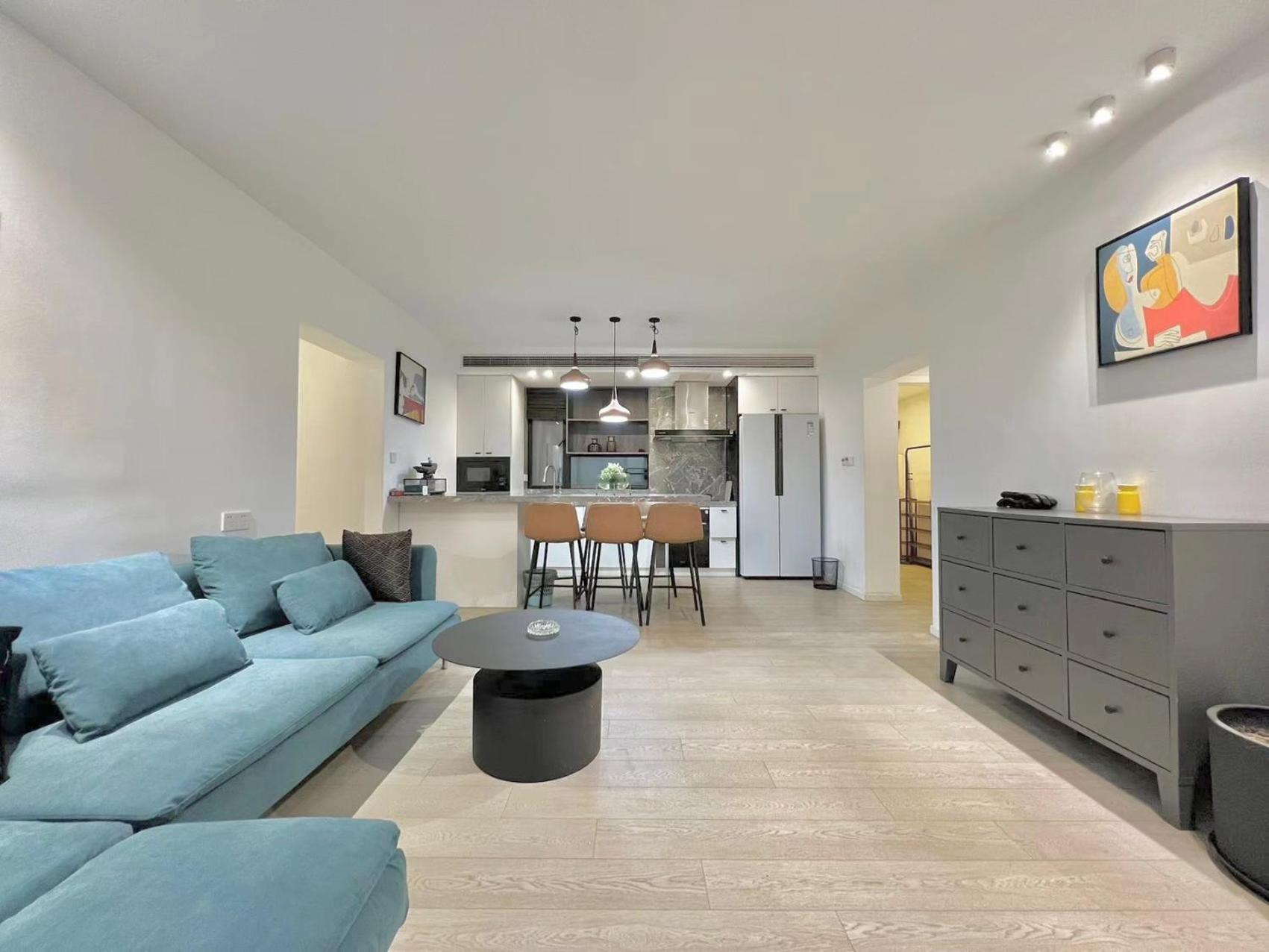 Eastern Hub - Jing'an Temple Branch Stylish 3-Bedroom in Bustling Area, Surrounded by Trendy Bistro and Bar Street, Only 100m from Subway