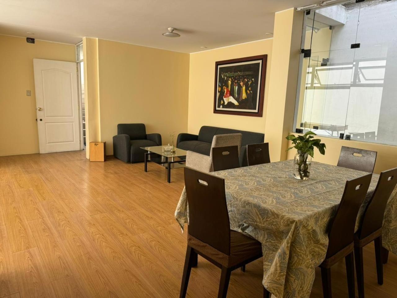 Apartamento de 2 habitaciones hasta 6 huéspedes en 2do piso view 2