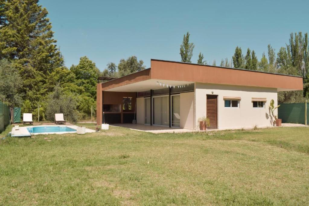Casa quincho y pileta en Brown