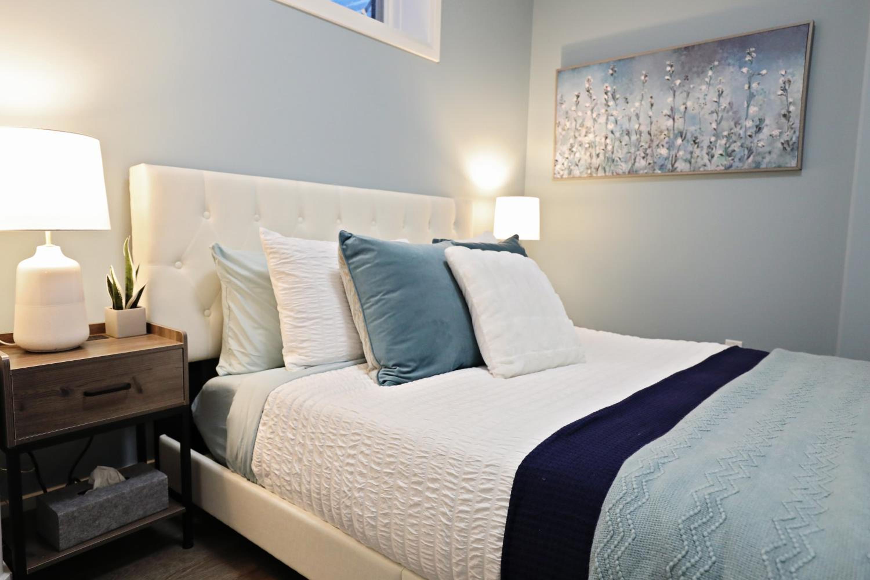Queen Suite 20 Min from YEG Airport with Disney