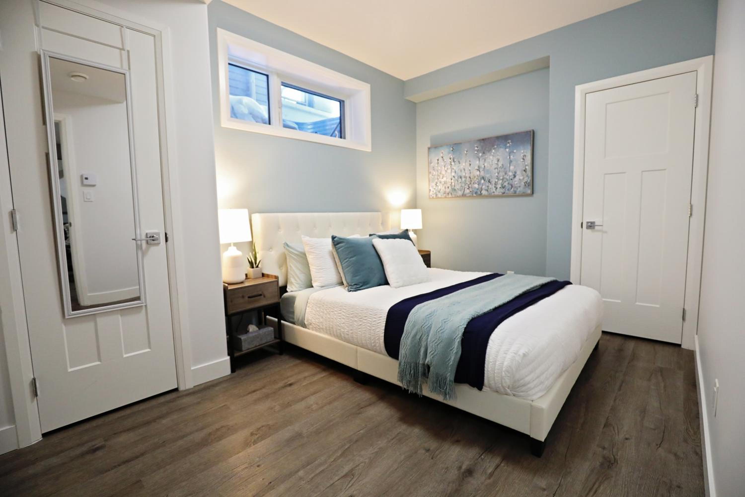 Queen Suite 20 Min from YEG Airport with Disney