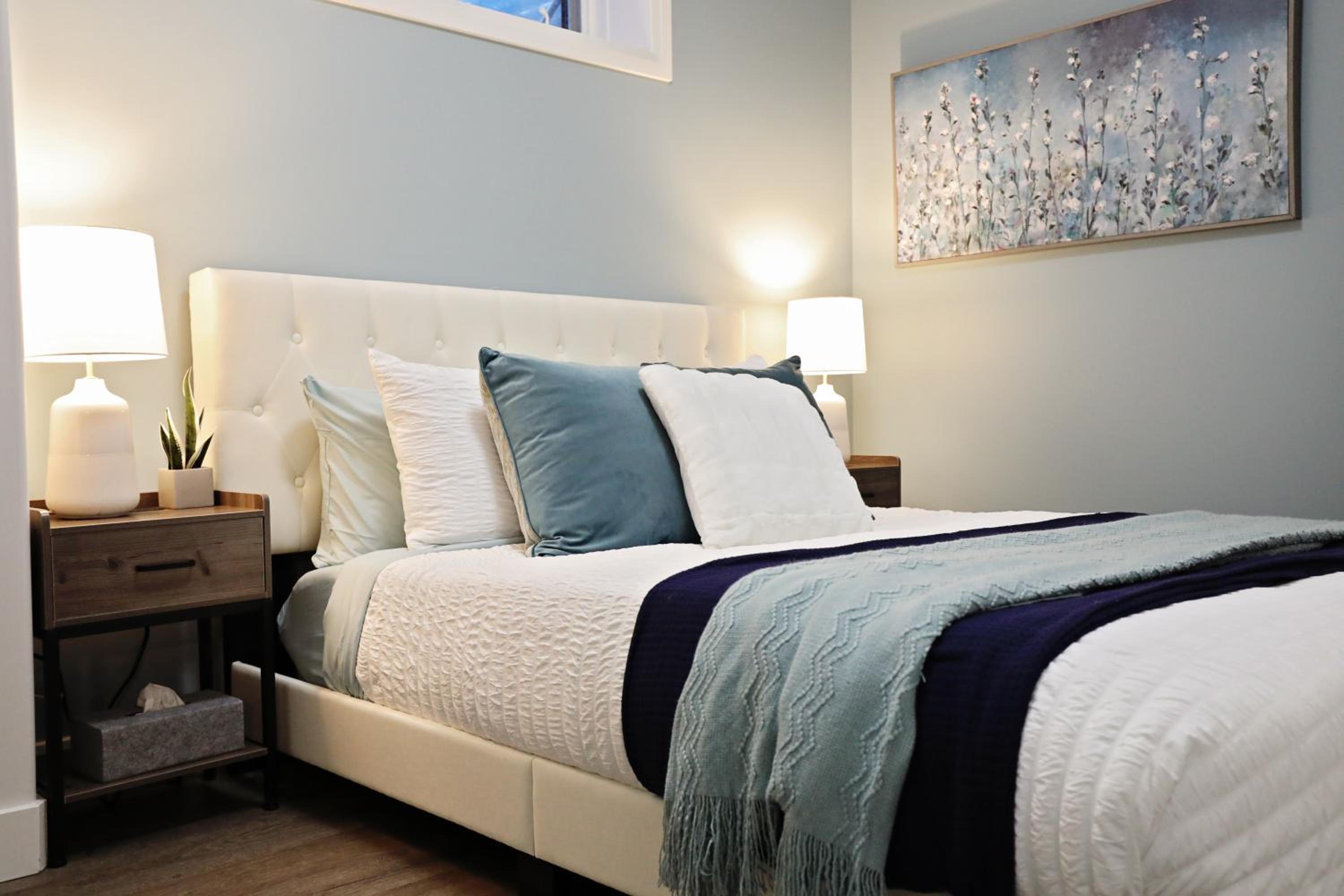Queen Suite 20 Min from YEG Airport with Disney