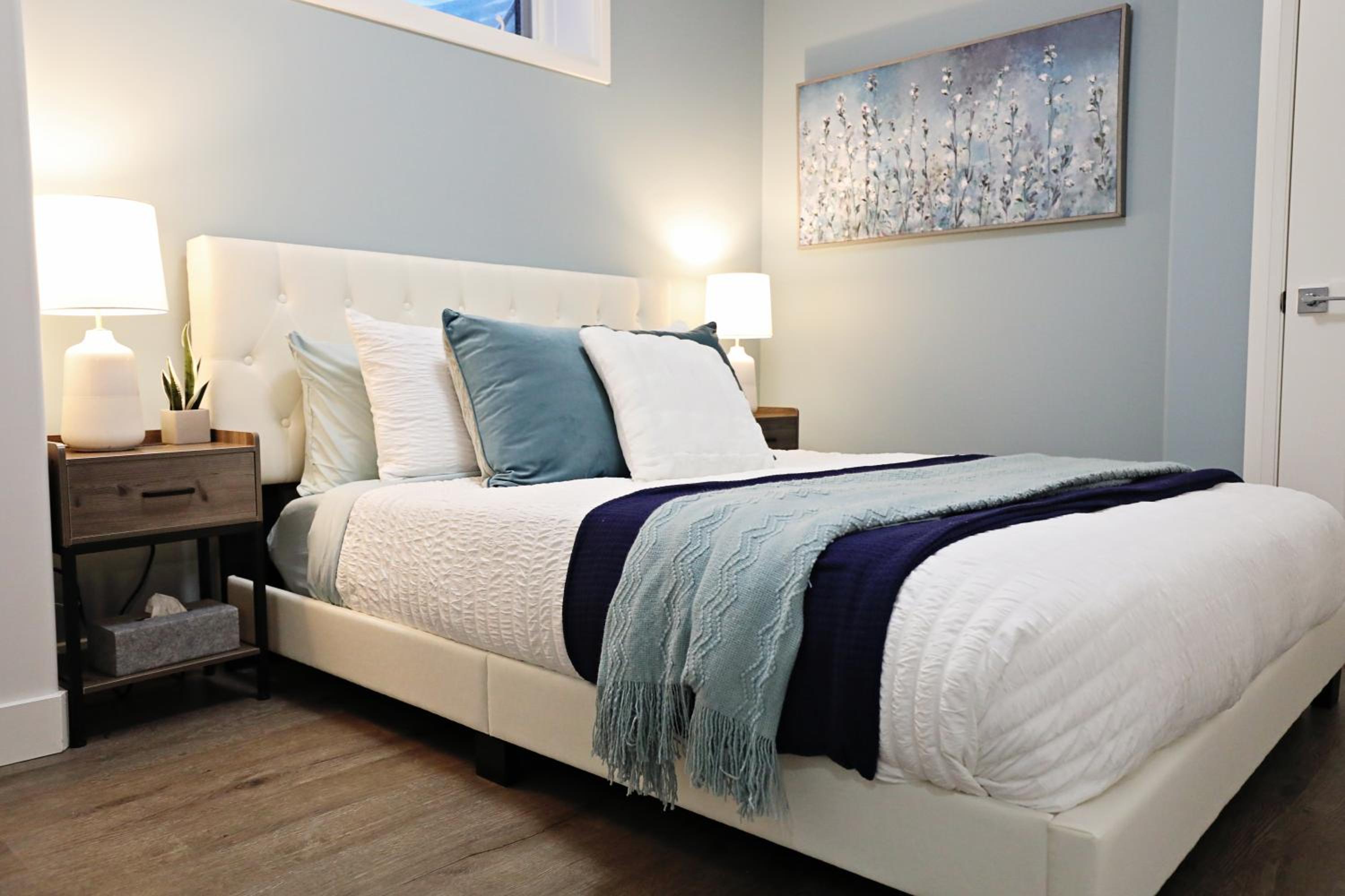 Queen Suite 20 Min from YEG Airport with Disney