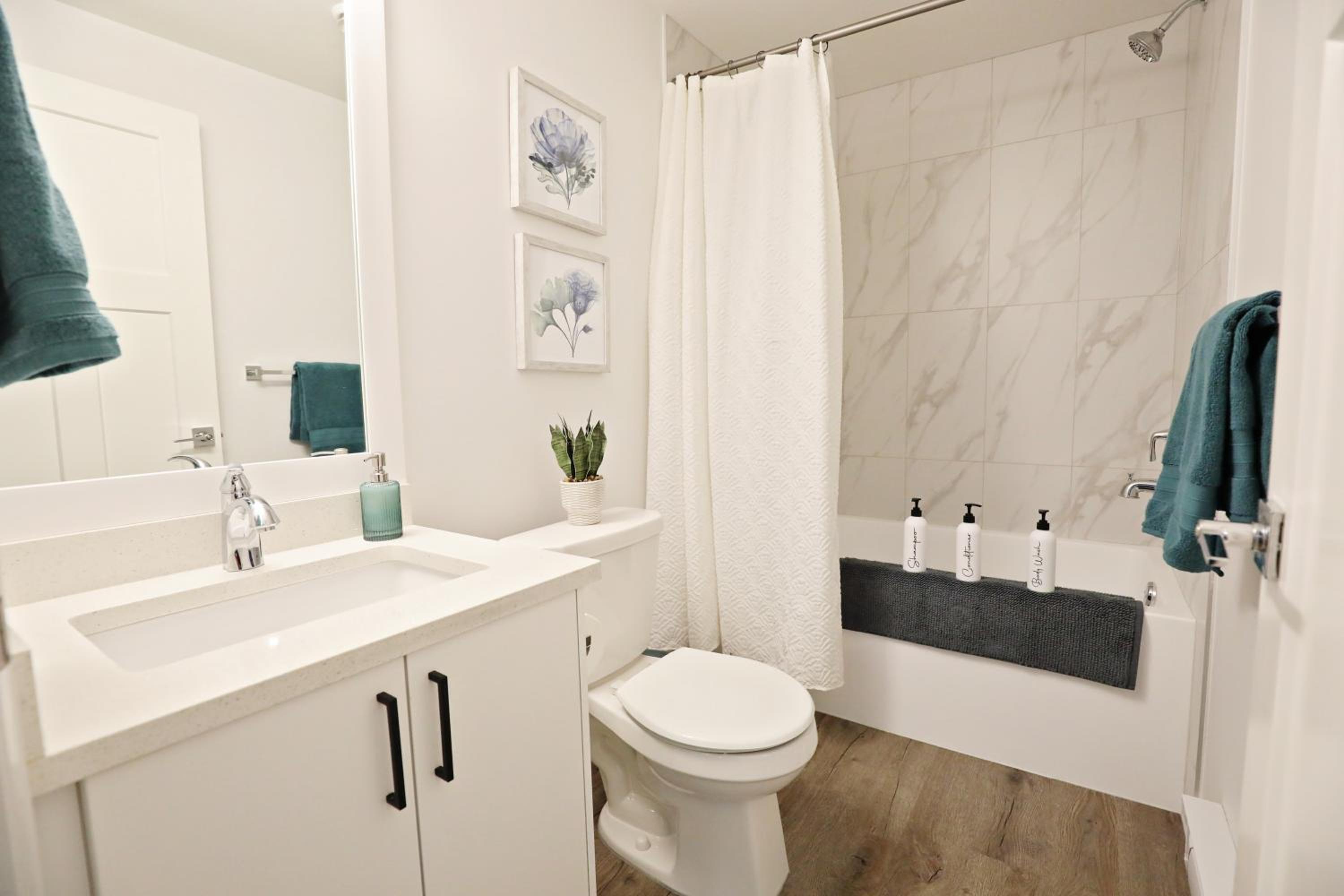 Queen Suite 20 Min from YEG Airport with Disney