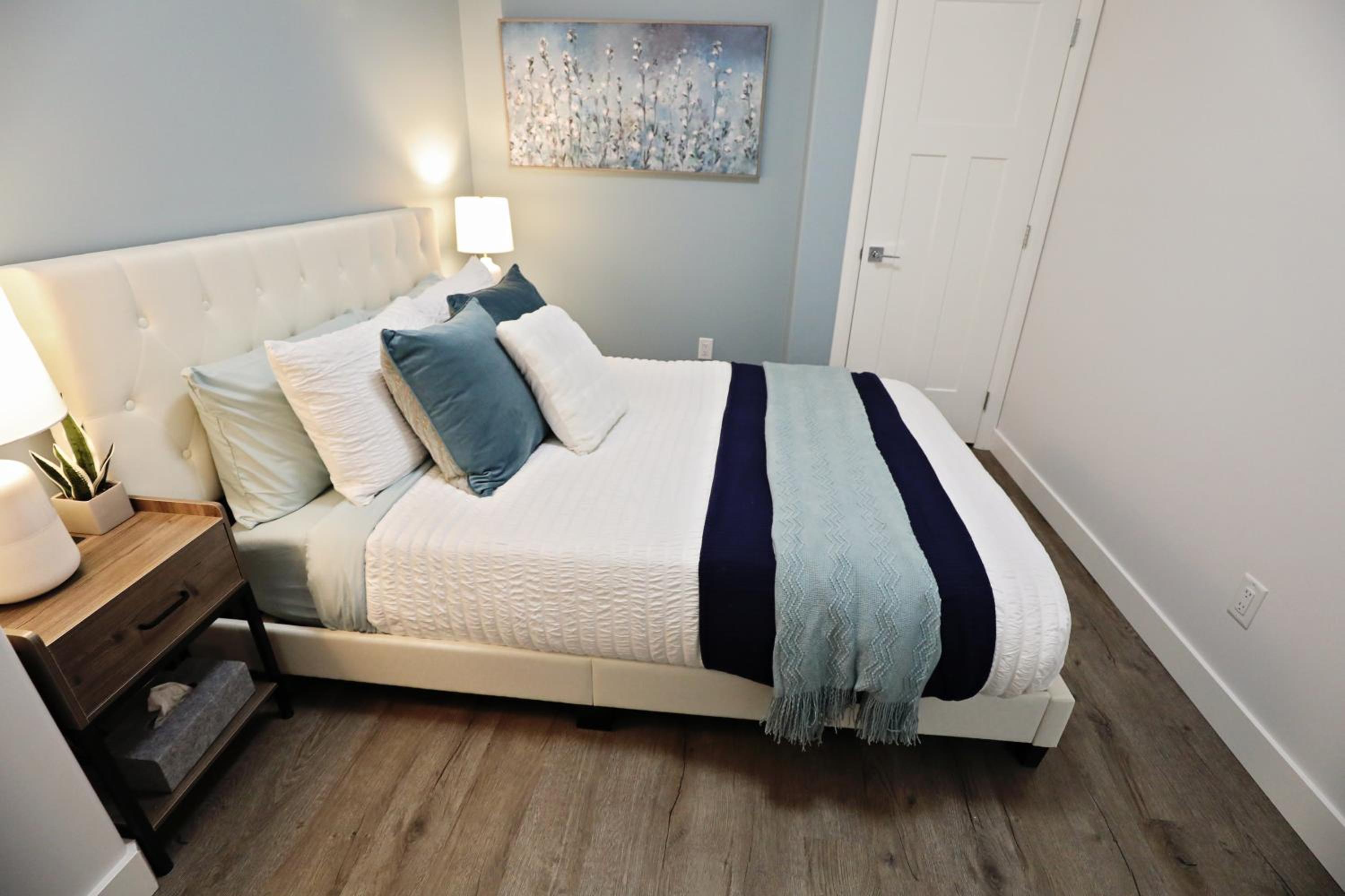 Queen Suite 20 Min from YEG Airport with Disney