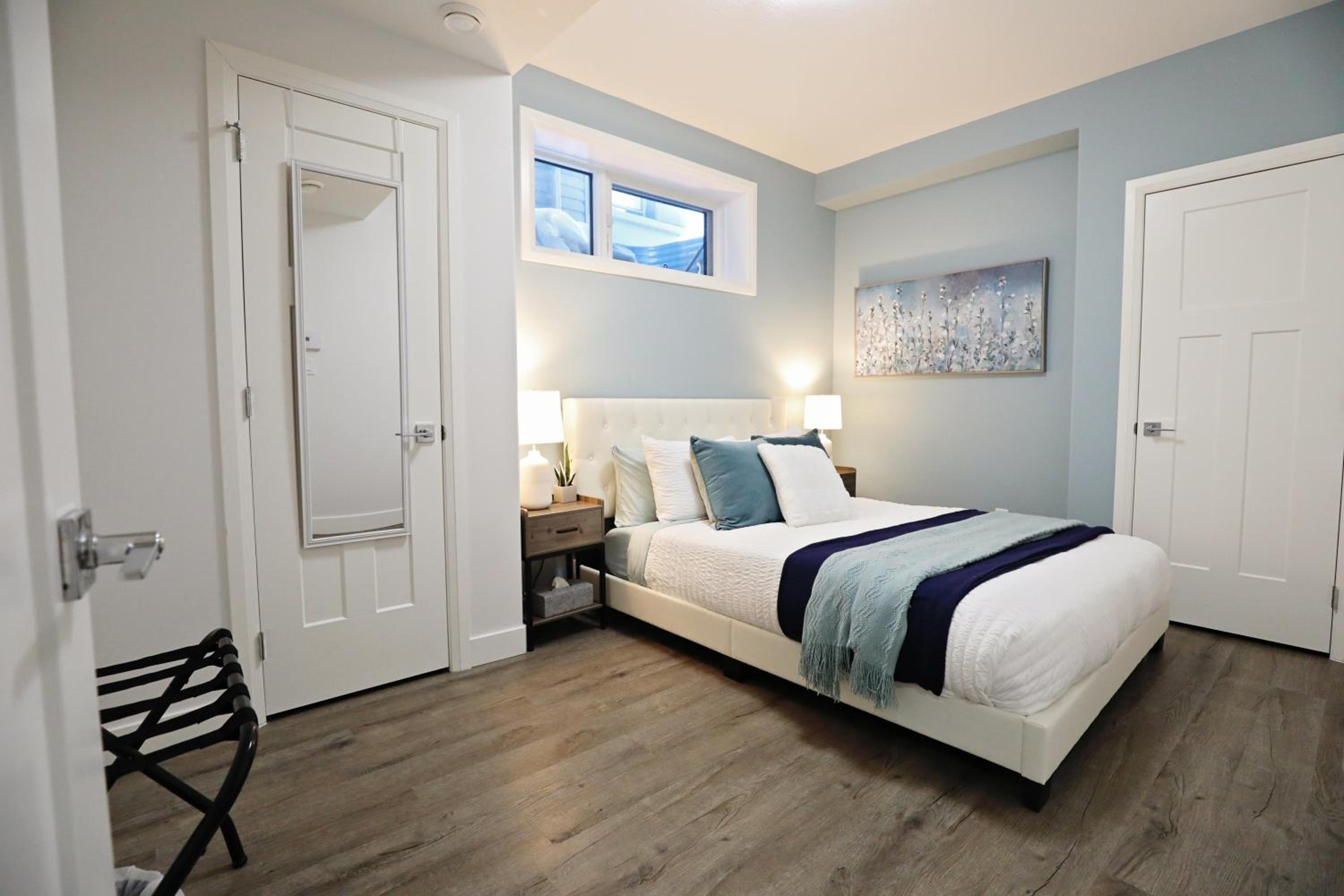 Queen Suite 20 Min from YEG Airport with Disney