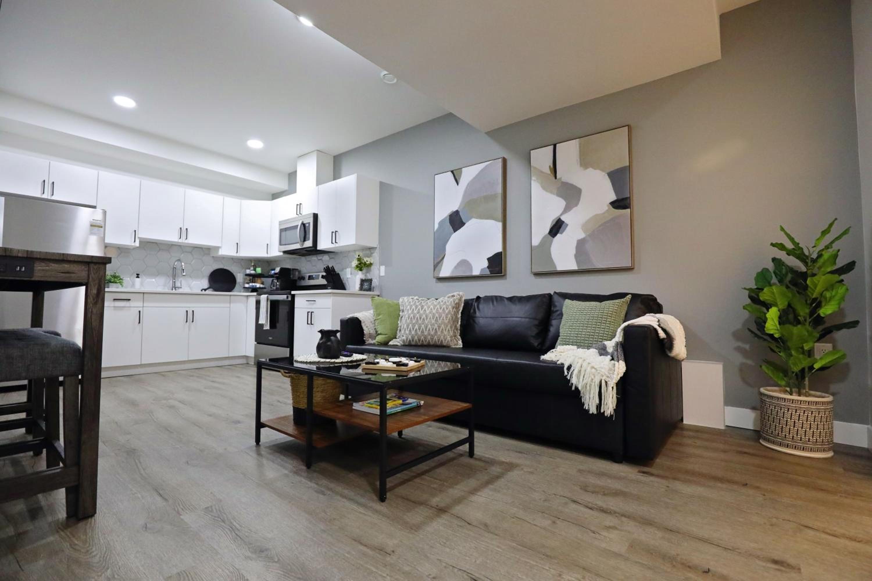 Queen Suite 20 Min from YEG Airport with Disney