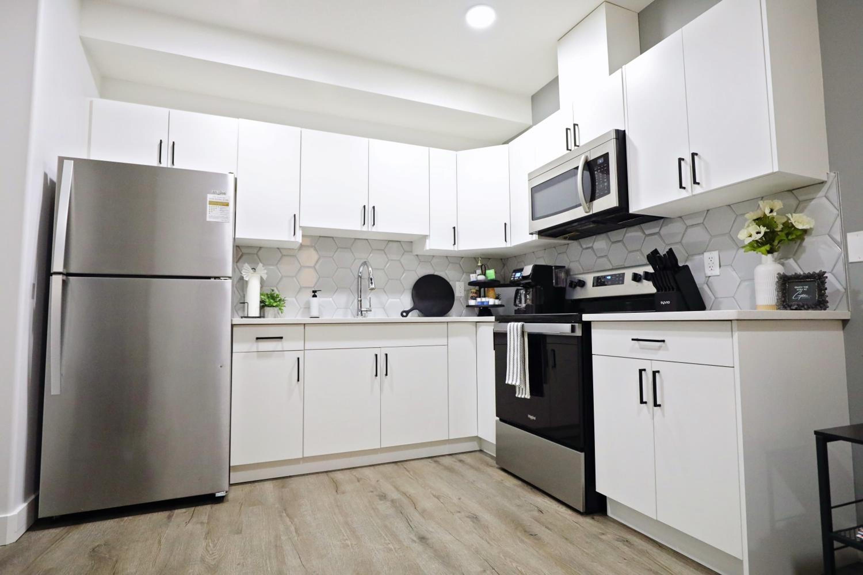 Queen Suite 20 Min from YEG Airport with Disney