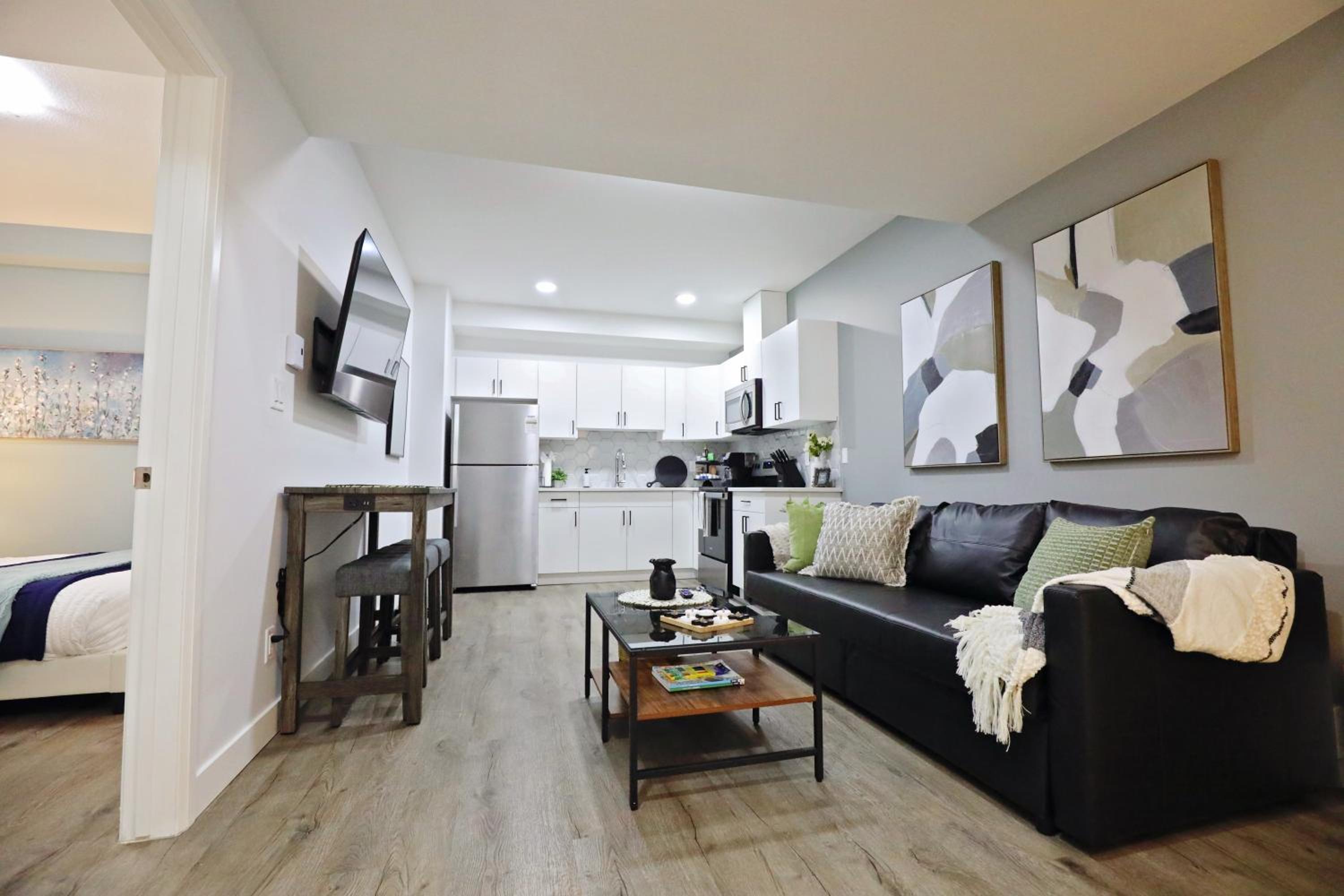 Queen Suite 20 Min from YEG Airport with Disney