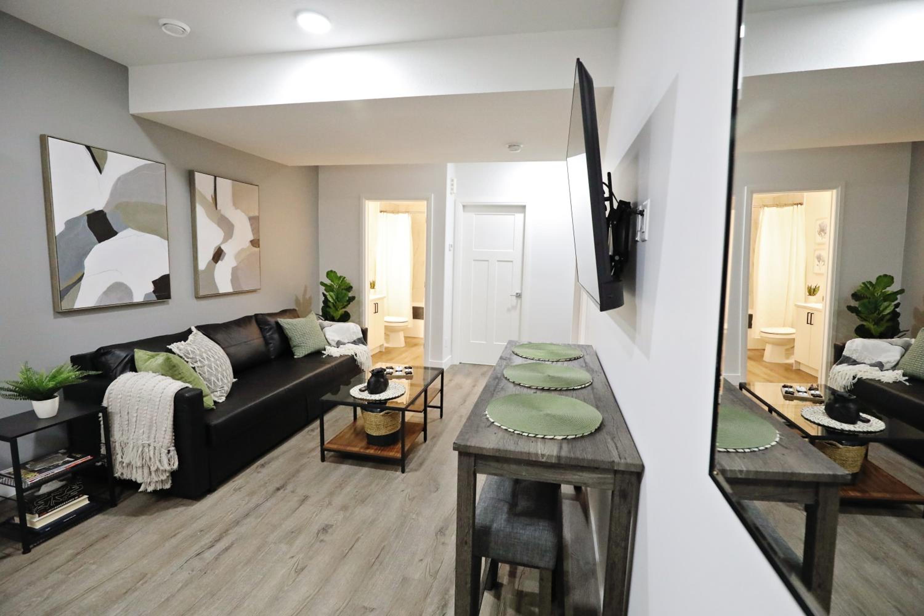 Queen Suite 20 Min from YEG Airport with Disney