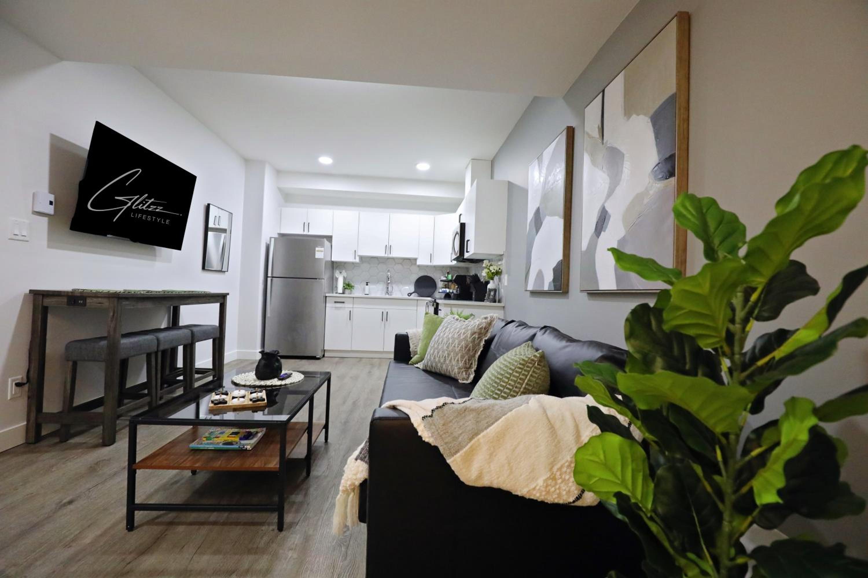 Queen Suite 20 Min from YEG Airport with Disney