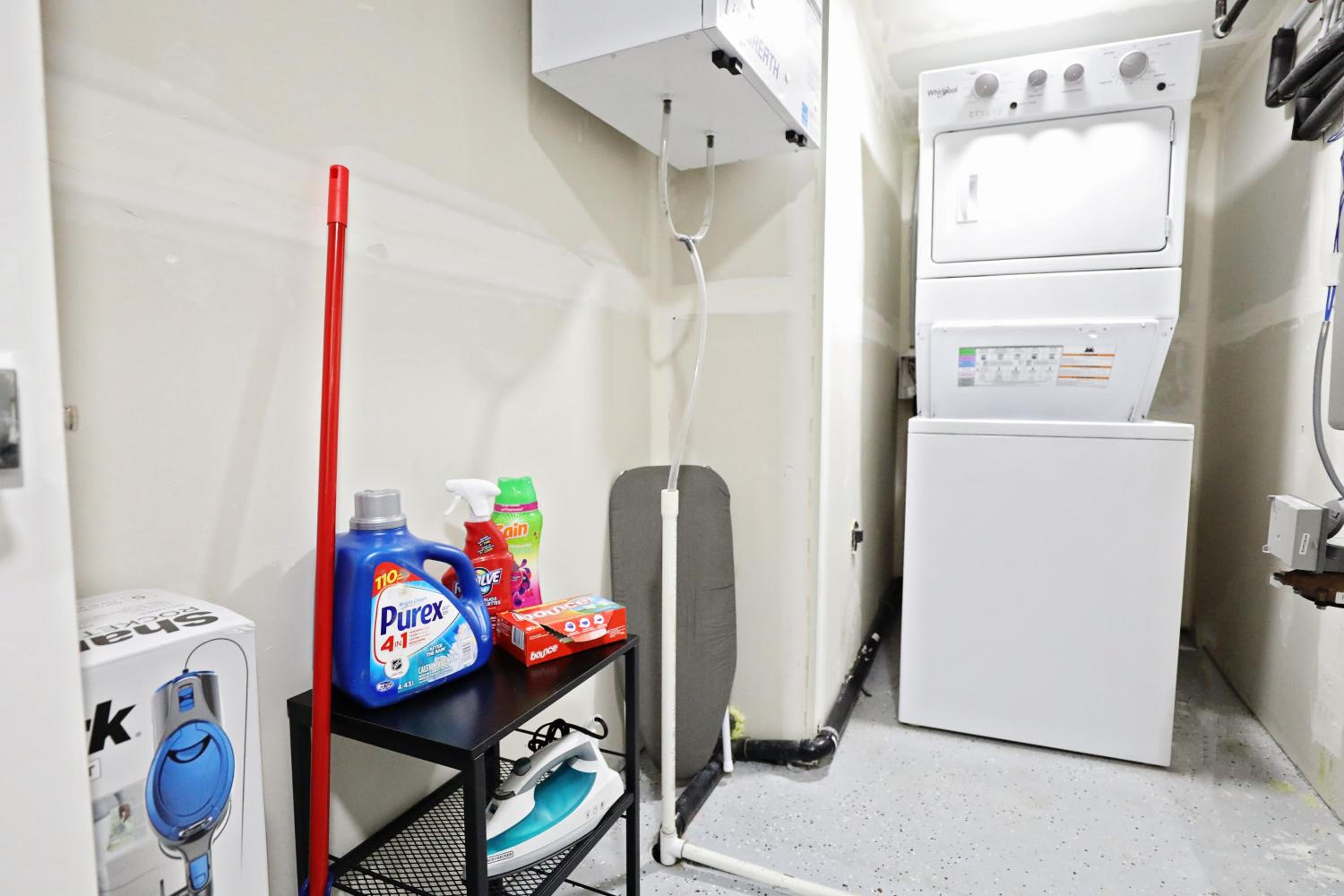 Queen Suite 20 Min from YEG Airport with Disney