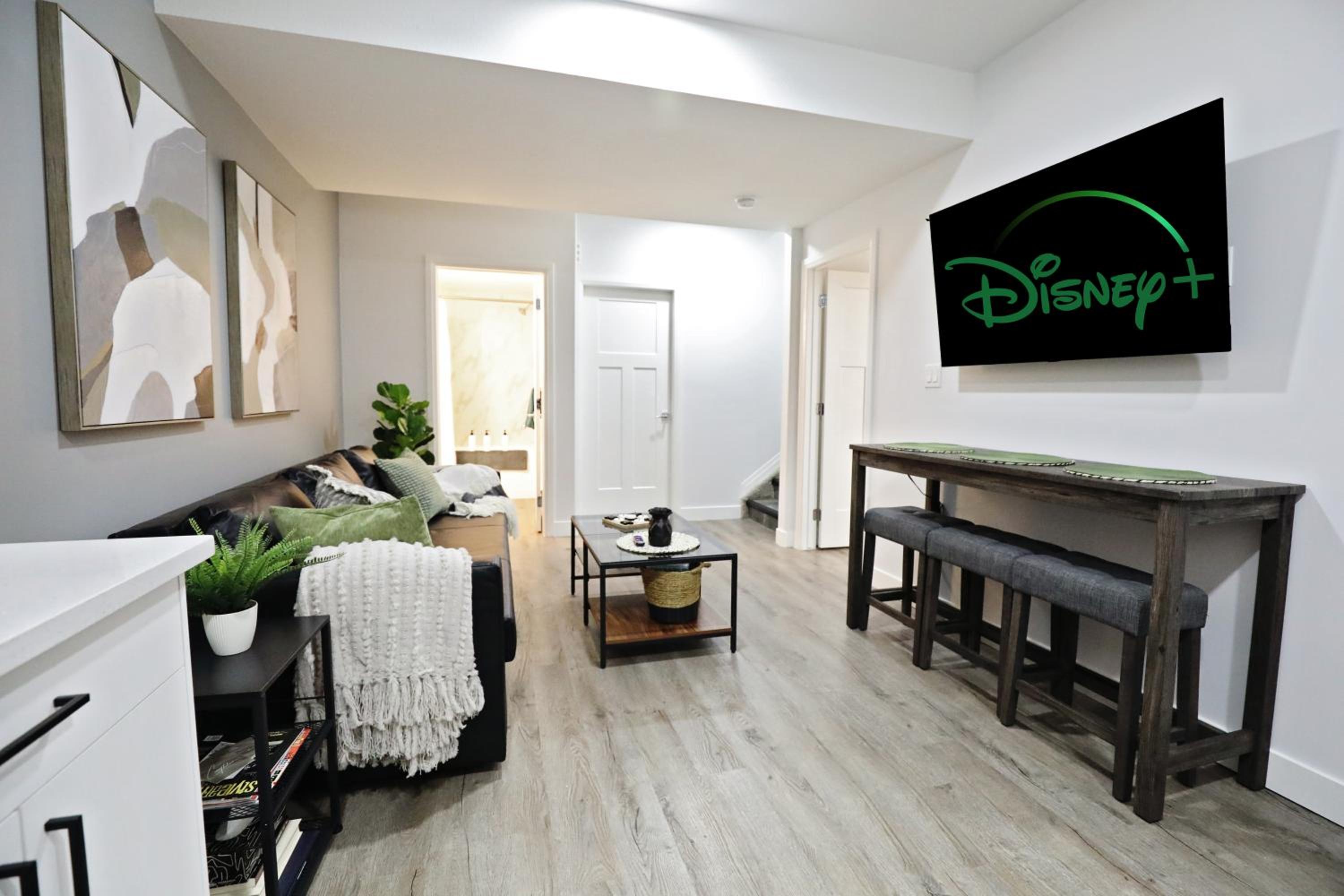 Queen Suite 20 Min from YEG Airport with Disney
