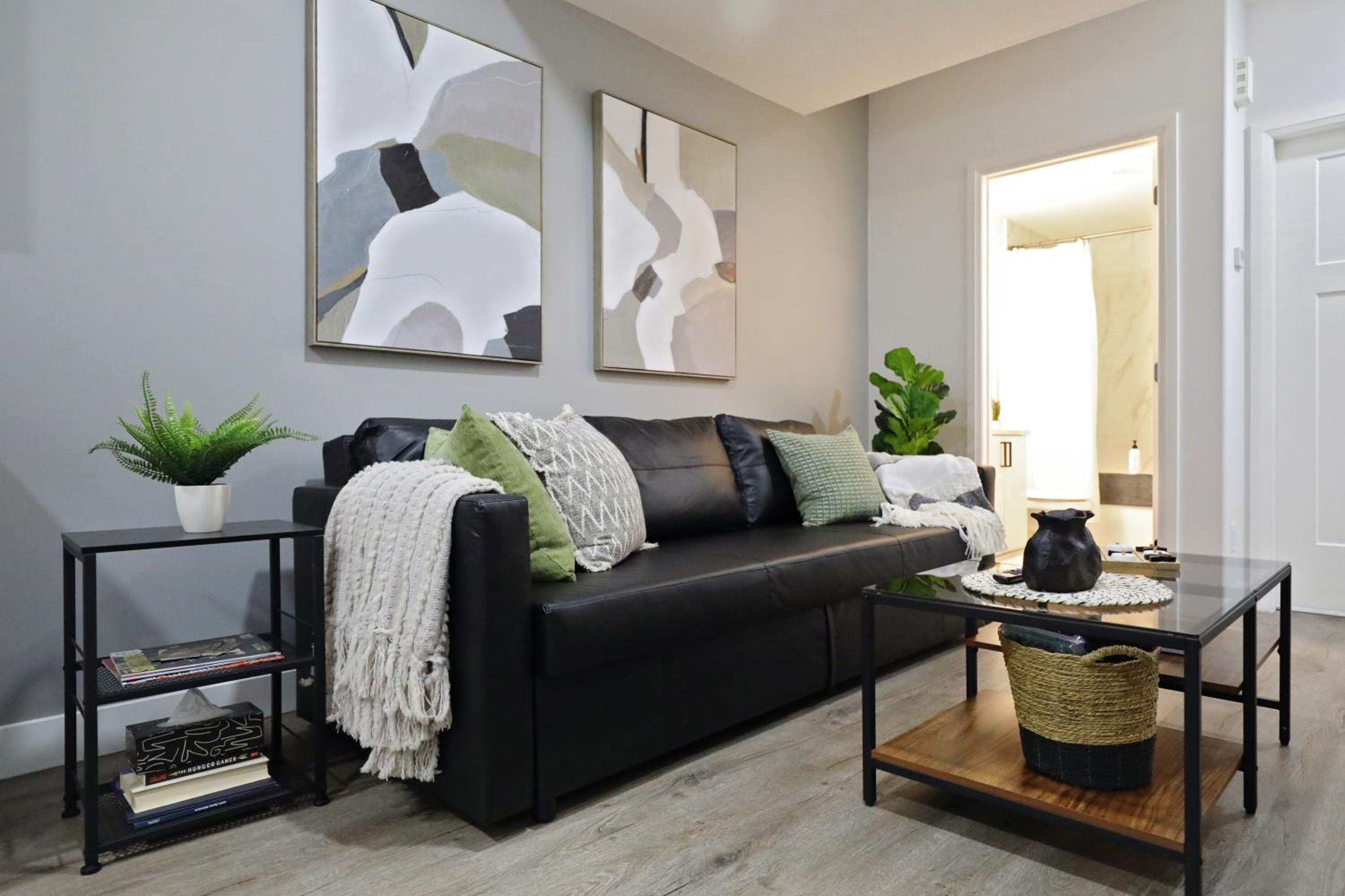 Queen Suite 20 Min from YEG Airport with Disney