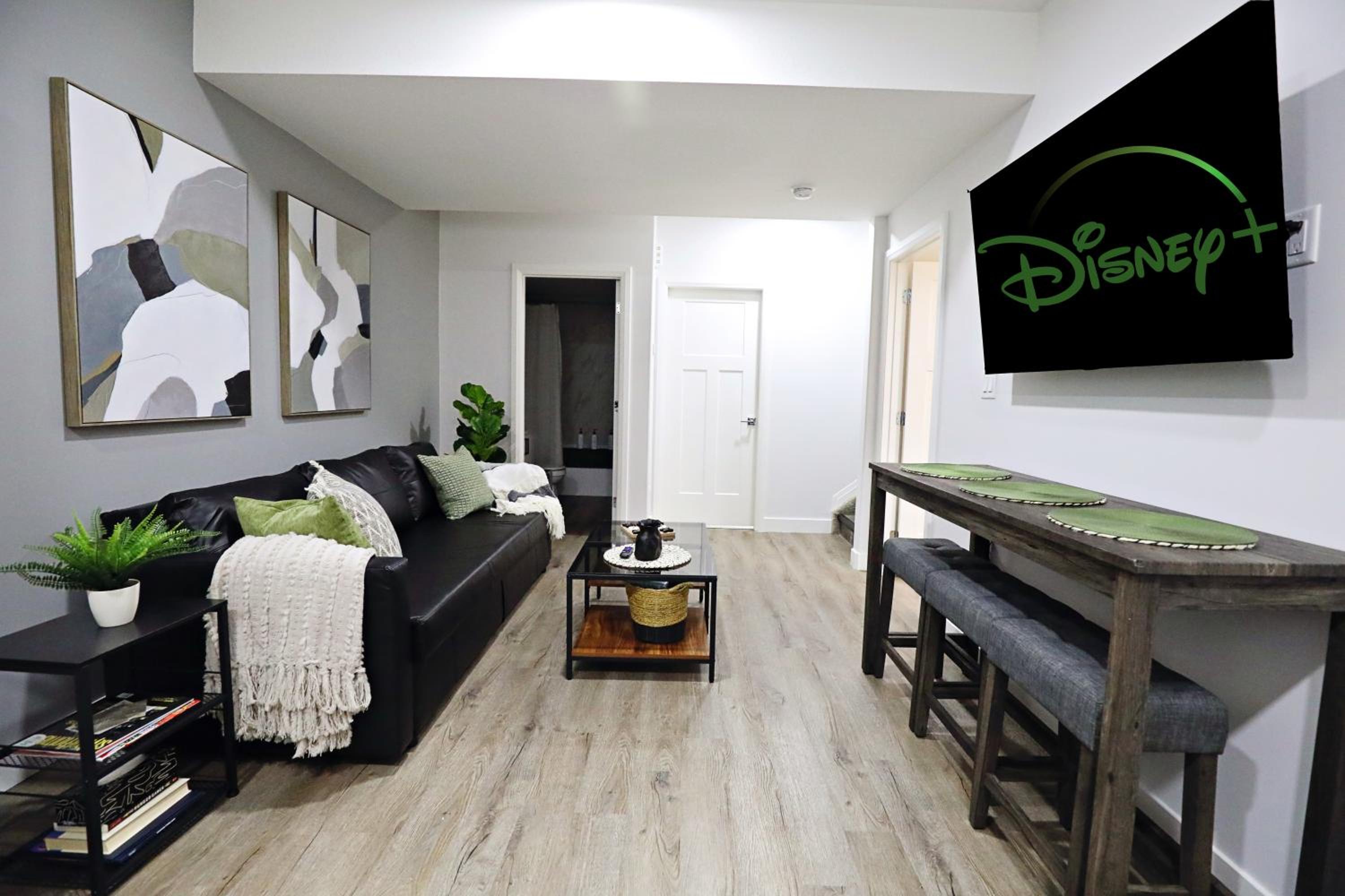 Queen Suite 20 Min from YEG Airport with Disney