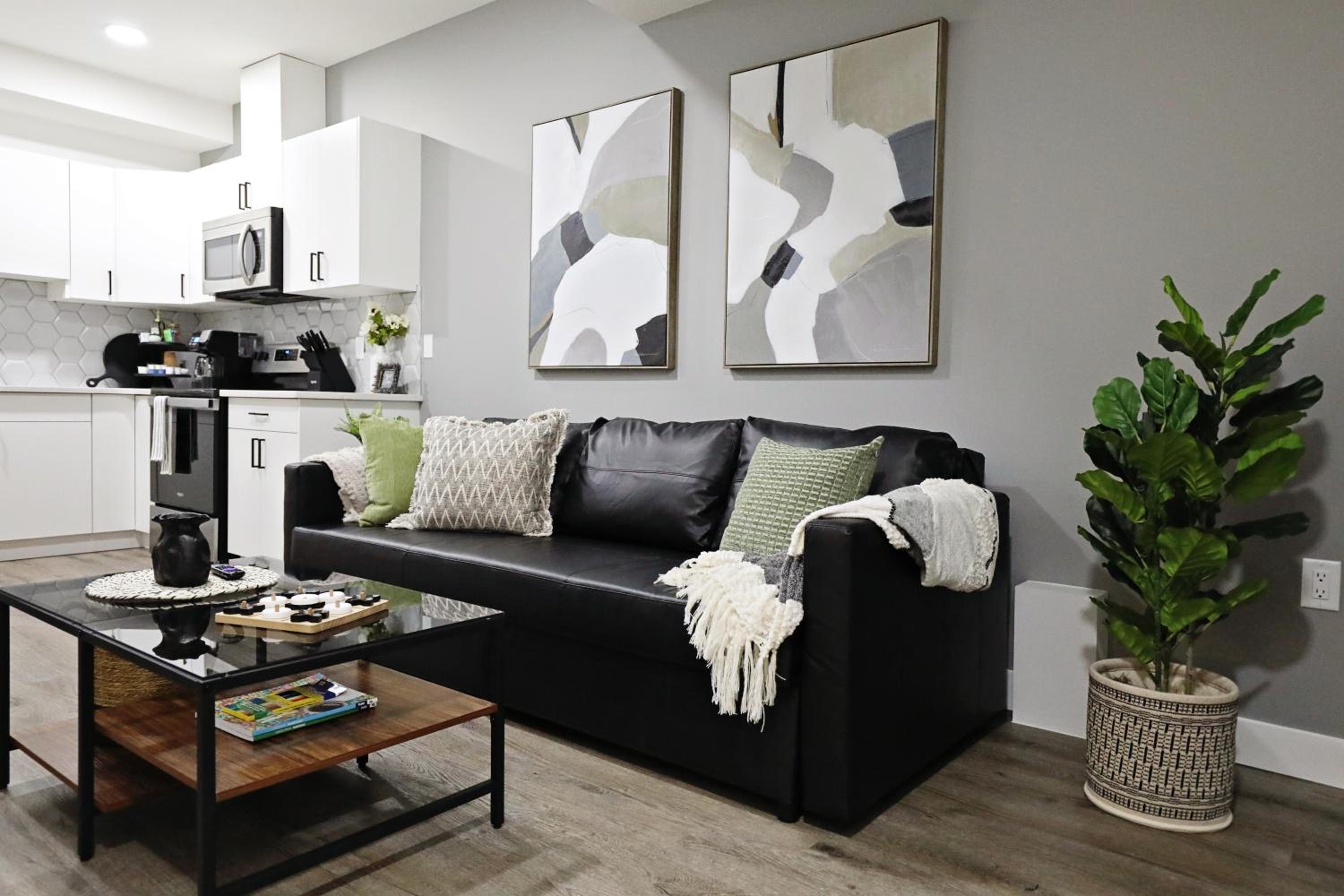 Queen Suite 20 Min from YEG Airport with Disney