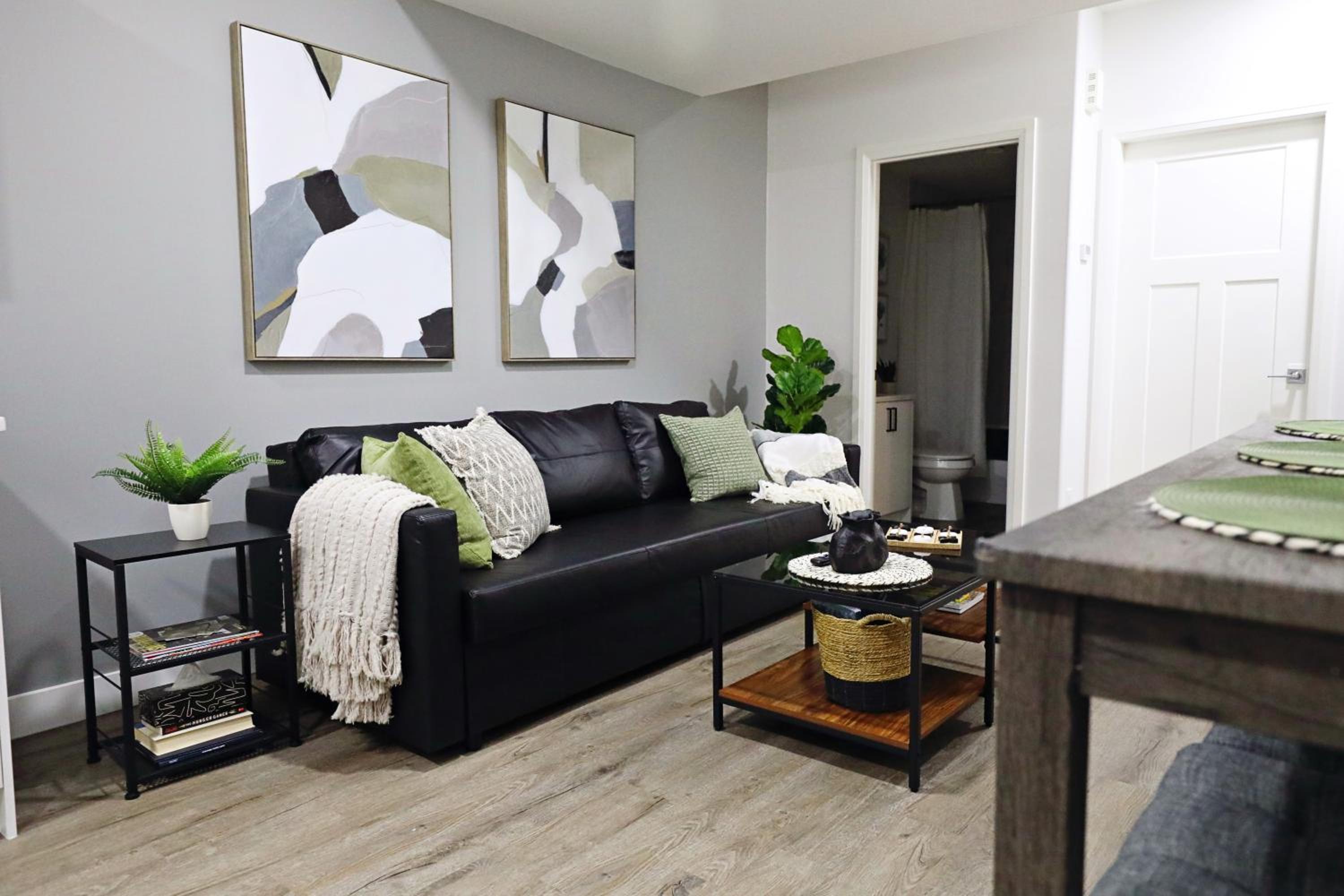 Queen Suite 20 Min from YEG Airport with Disney