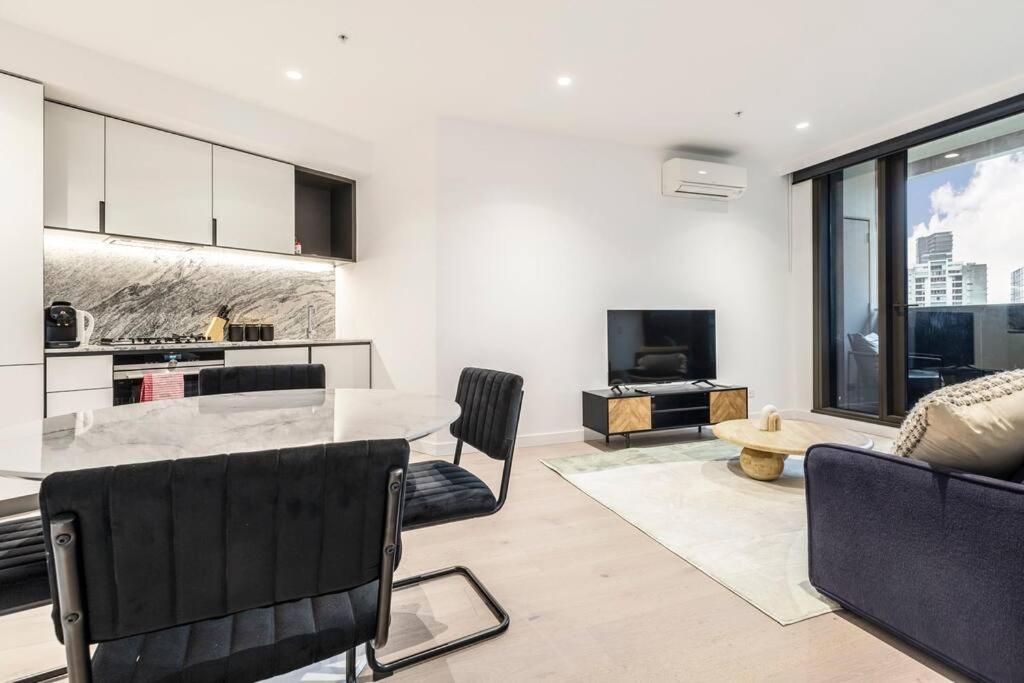 Brand New Apt in Best CBD Area! 71sqm, Green view