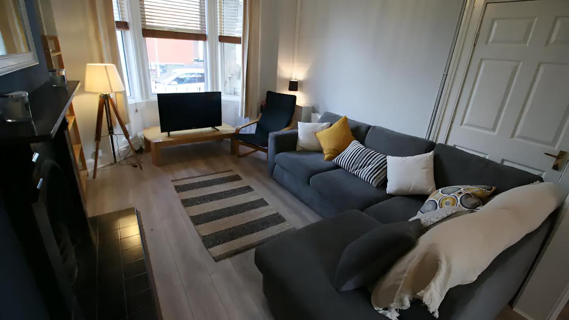 Spacious Victorian Townhouse in Popular Location view 2