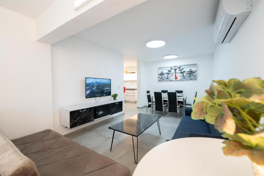 Beautiful apartment near Tel Aviv view 2