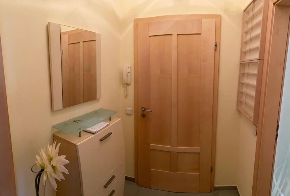 Haus Schmidhuber Ferienwohnung 1 mit 2 Schlafzimmern und Terrasse