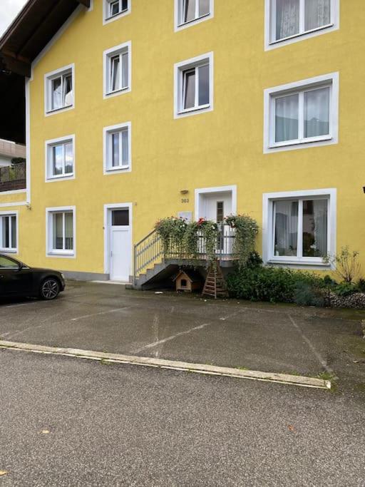 Haus Schmidhuber Ferienwohnung 1 mit 2 Schlafzimmern und Terrasse
