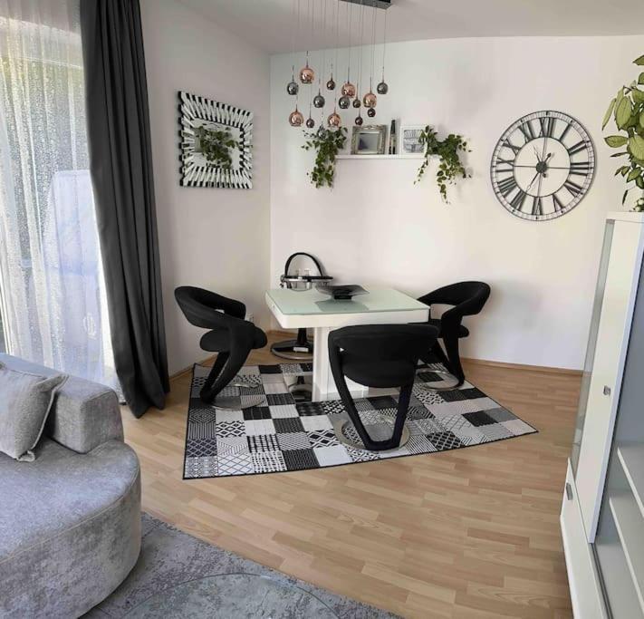 Haus Schmidhuber Ferienwohnung 1 mit 2 Schlafzimmern und Terrasse