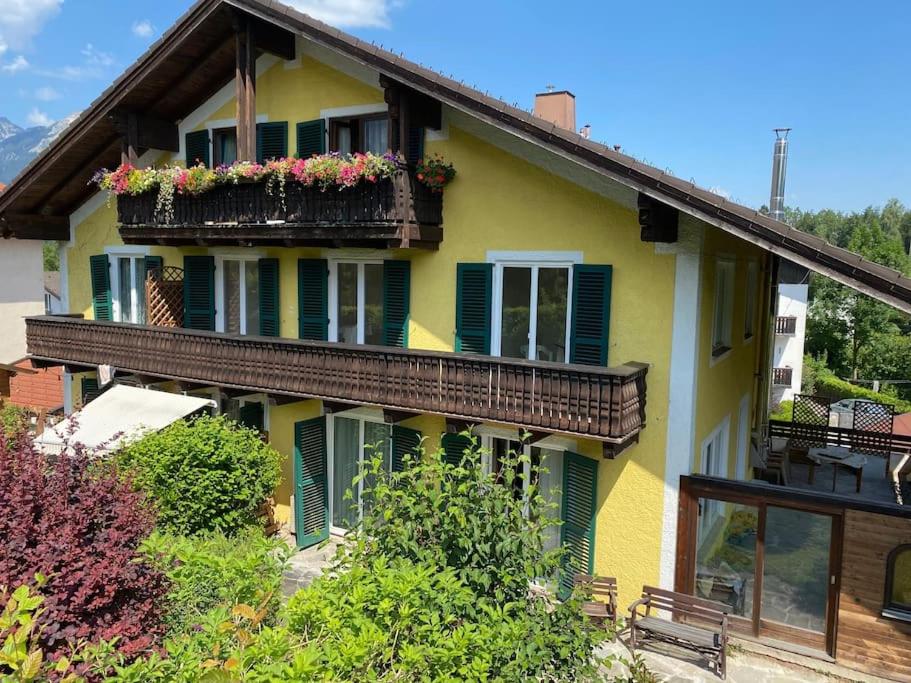 Haus Schmidhuber Ferienwohnung 1 mit 2 Schlafzimmern und Terrasse