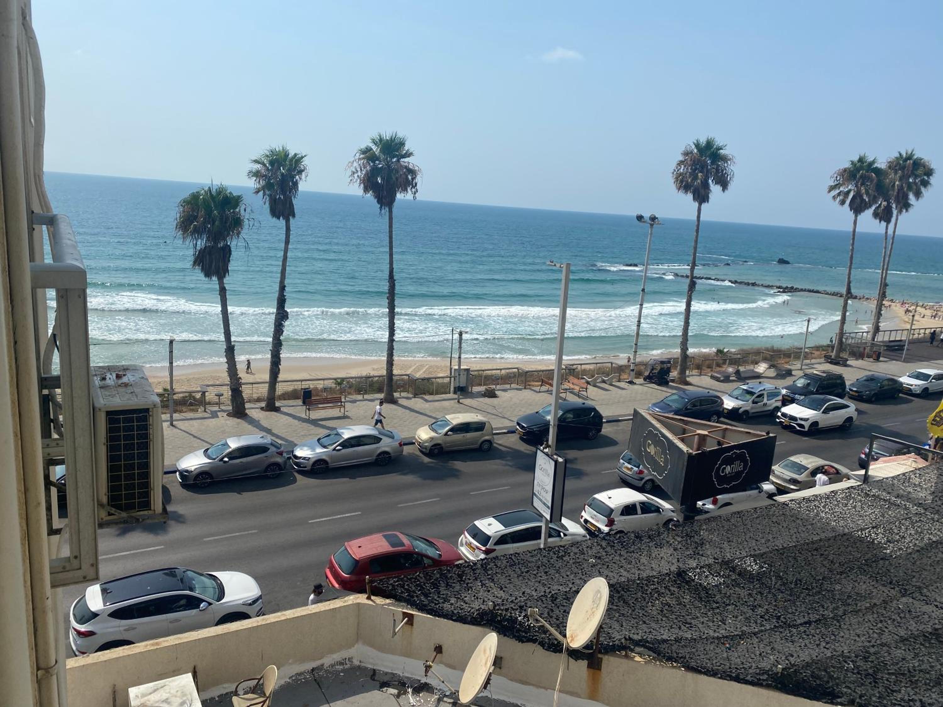 Apartment front the beach view 3